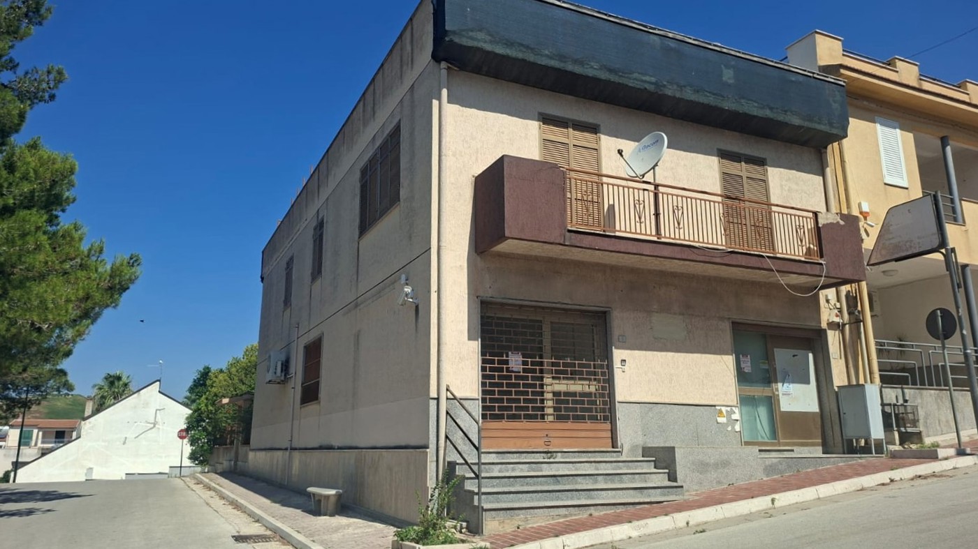 Stabile/Palazzo con giardino a Poggioreale