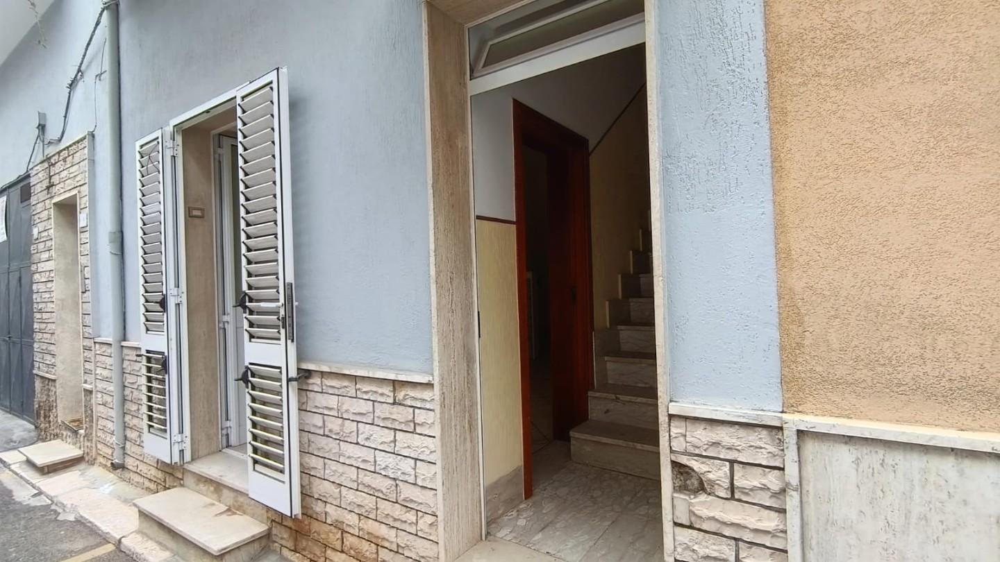 Casa indipendente con terrazzo a Palagiano