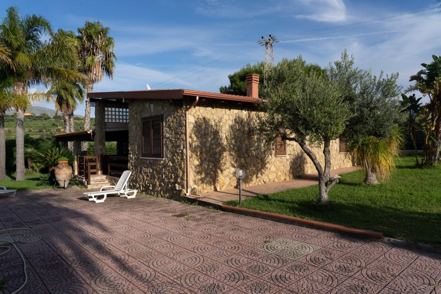 Villa Bifamiliare con giardino, Partinico manca di