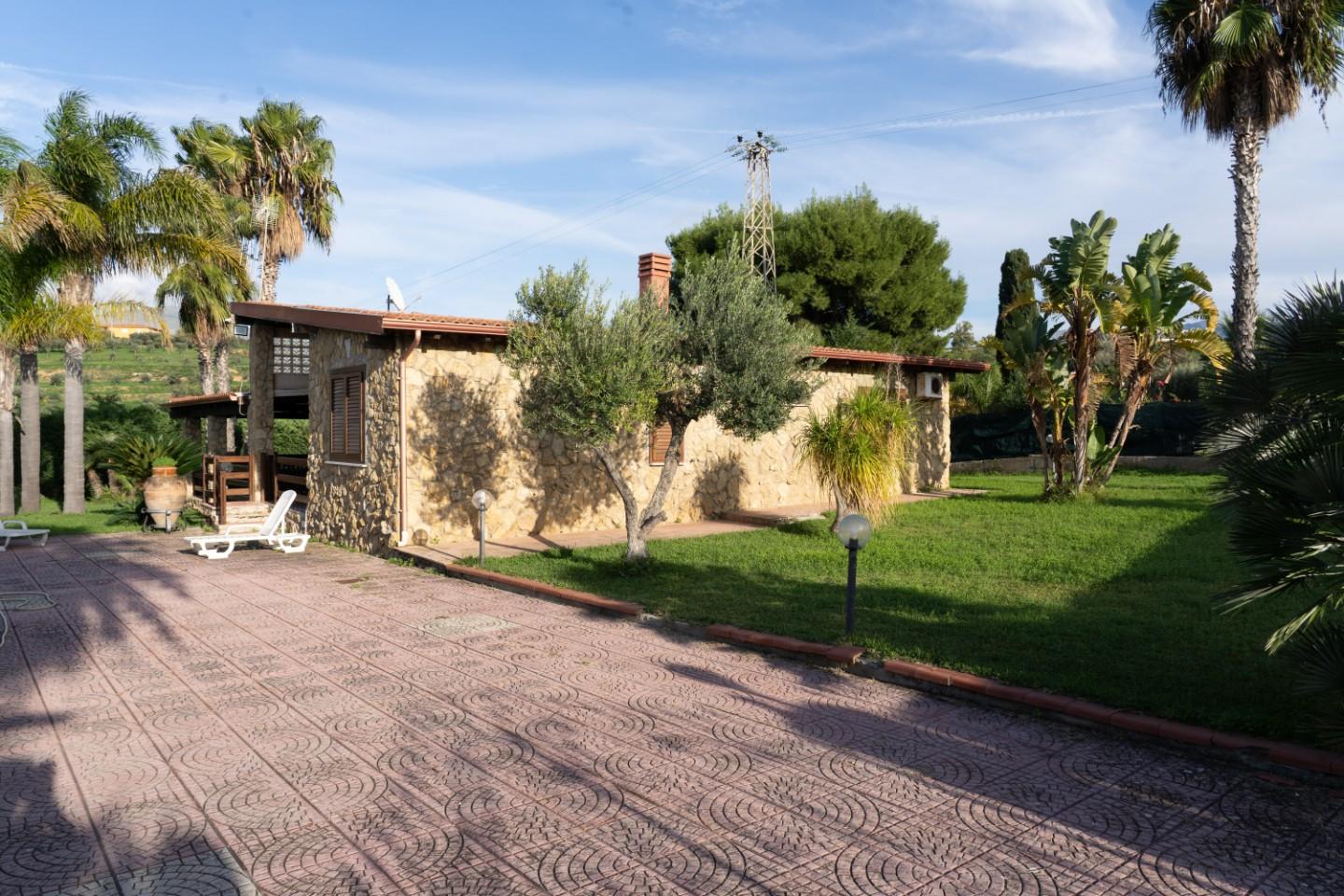 Villa Bifamiliare con giardino, Partinico manca di