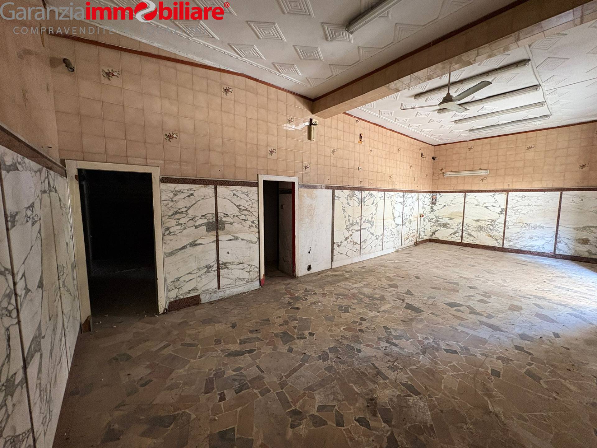 Locale commerciale in vendita a Napoli