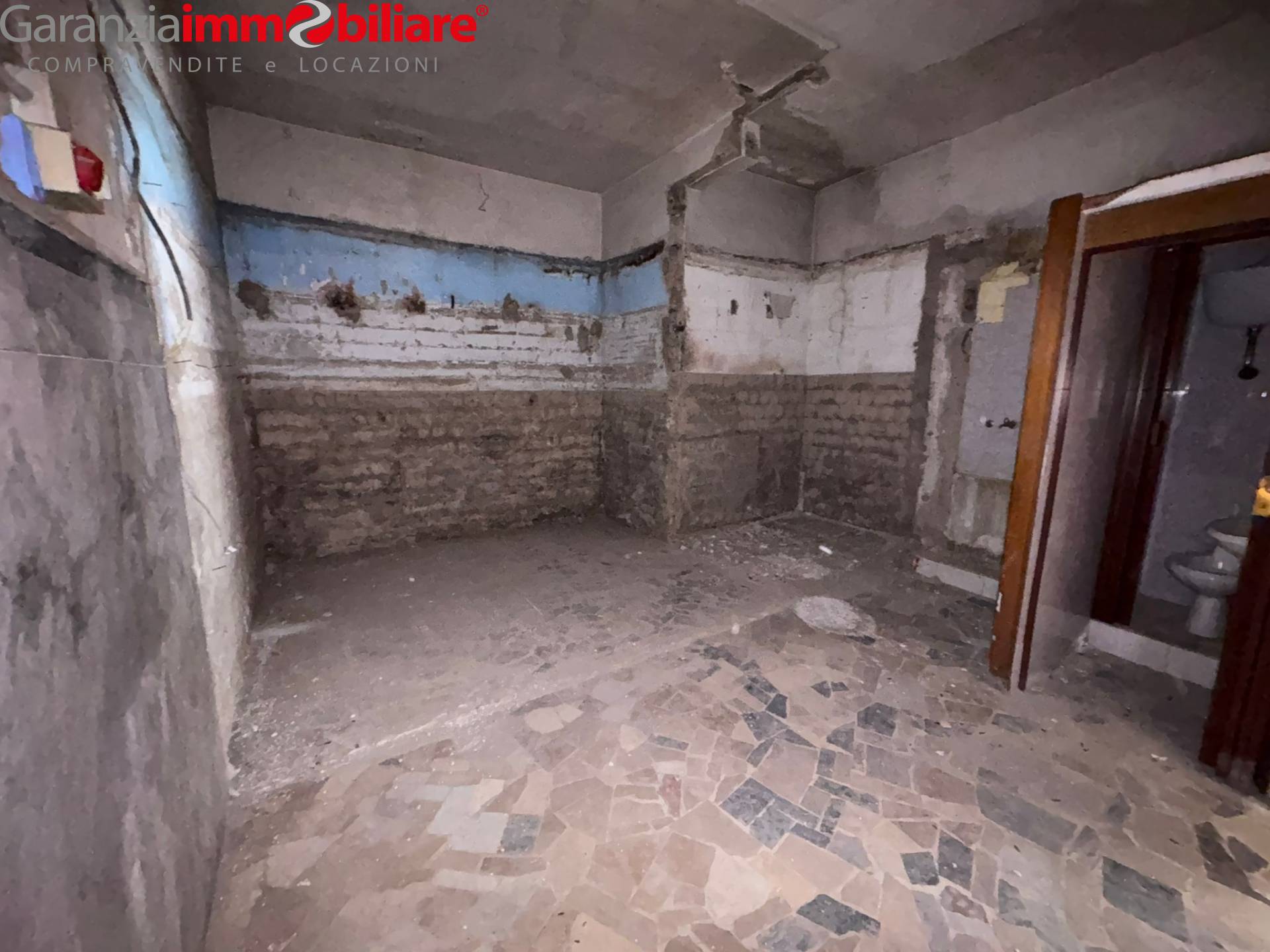 Locale commerciale in vendita a Napoli