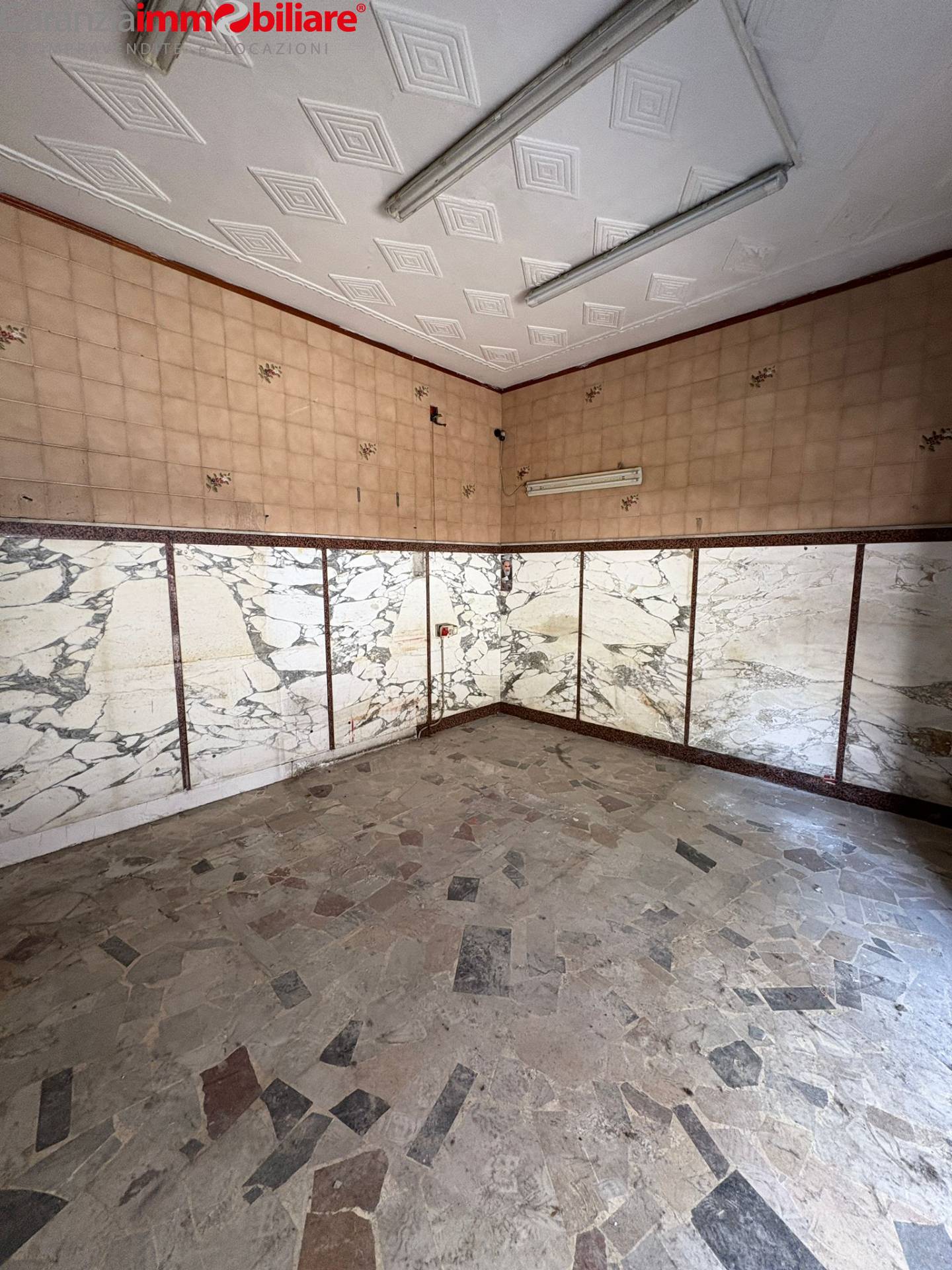 Locale commerciale in vendita a Napoli