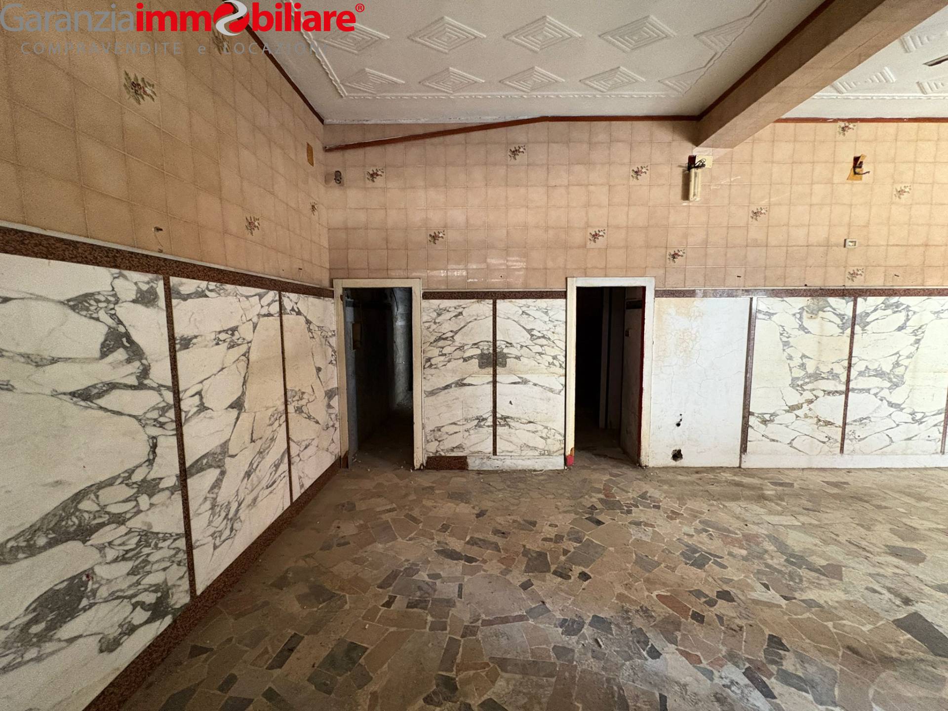 Locale commerciale in vendita a Napoli