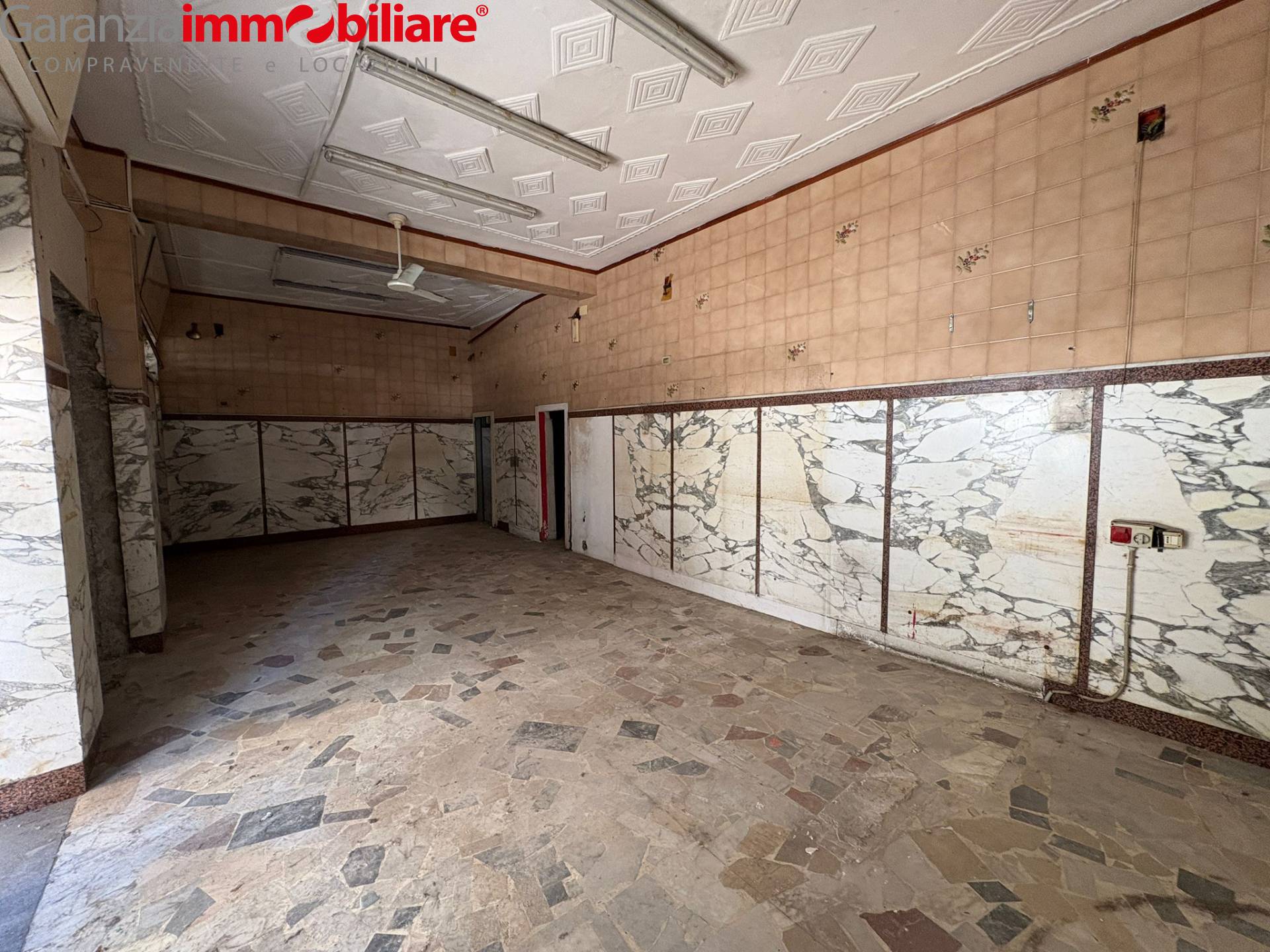 Locale commerciale in vendita a Napoli