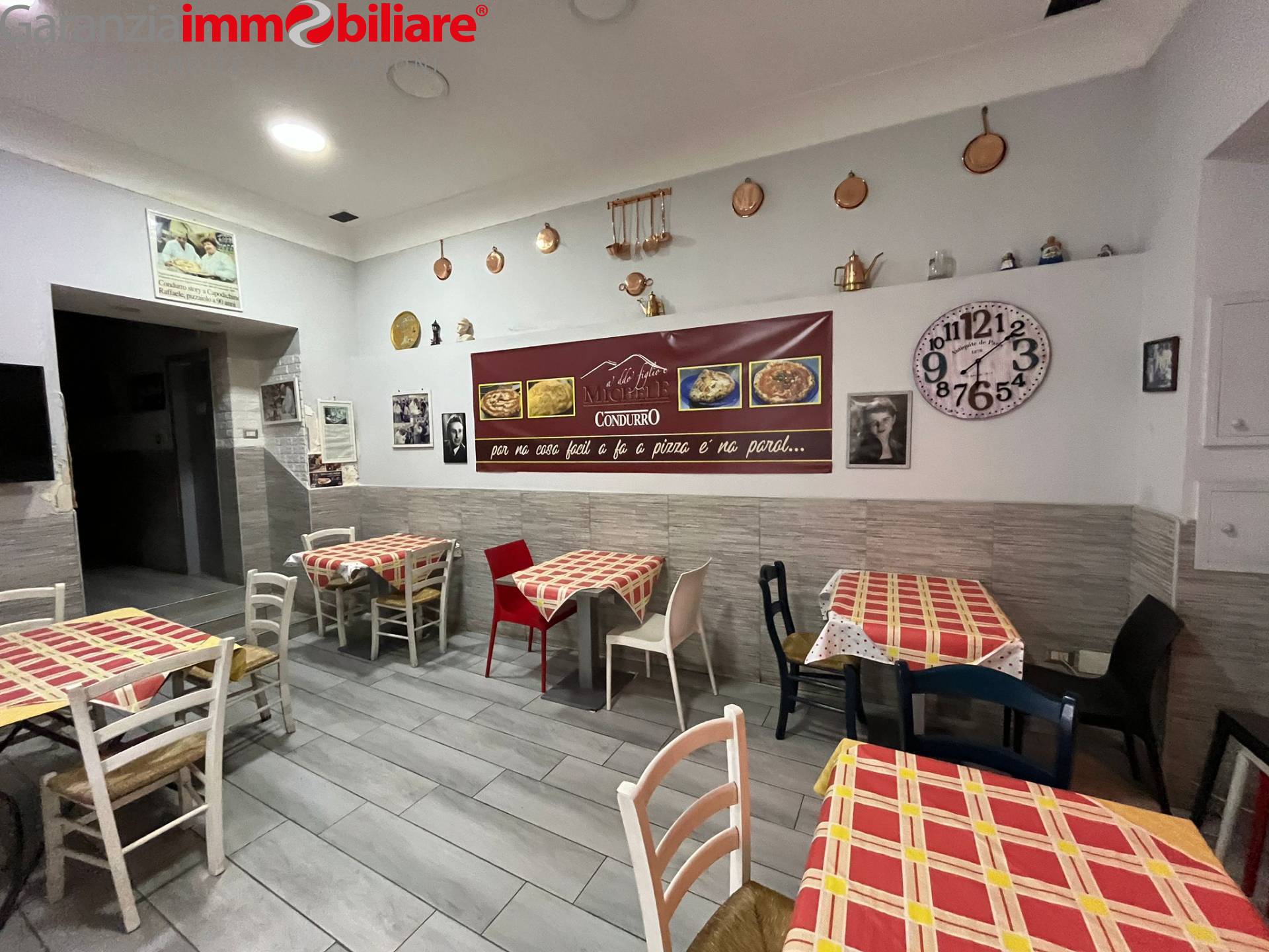 Locale commerciale in vendita a Napoli, San Carlo Arena