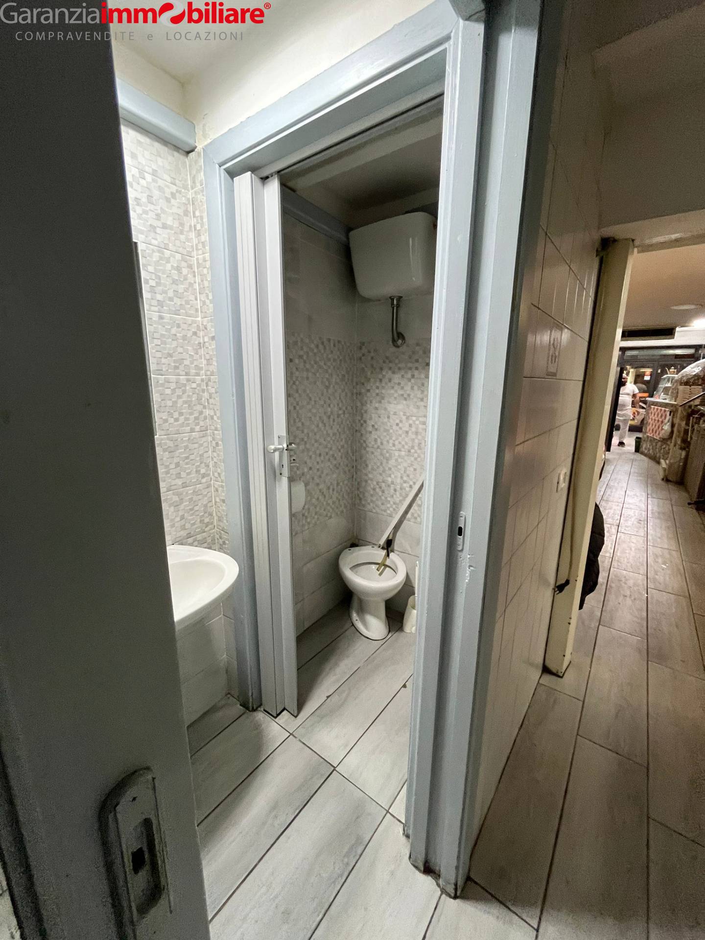 Locale commerciale in vendita a Napoli, San Carlo Arena