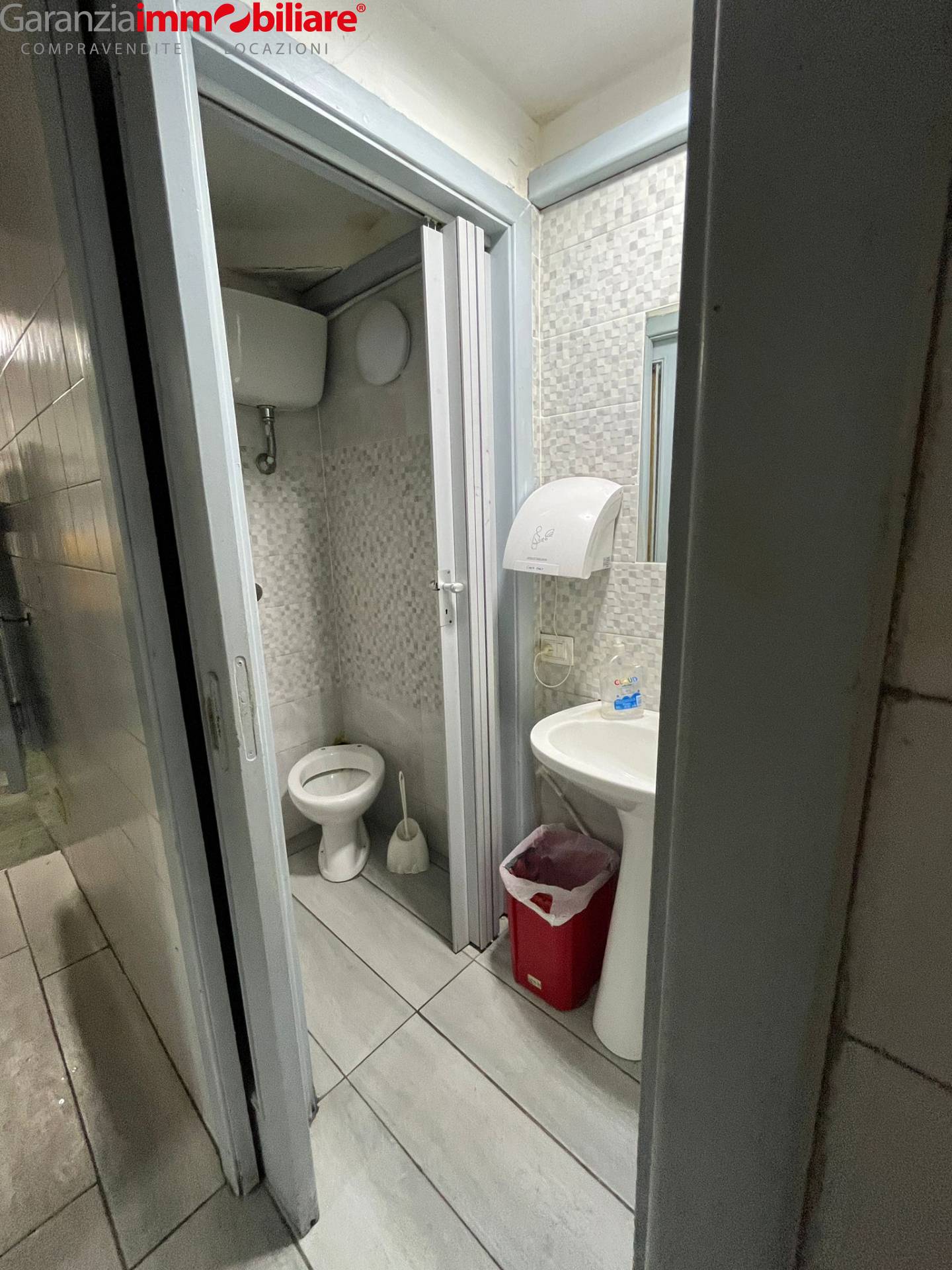 Locale commerciale in vendita a Napoli, San Carlo Arena