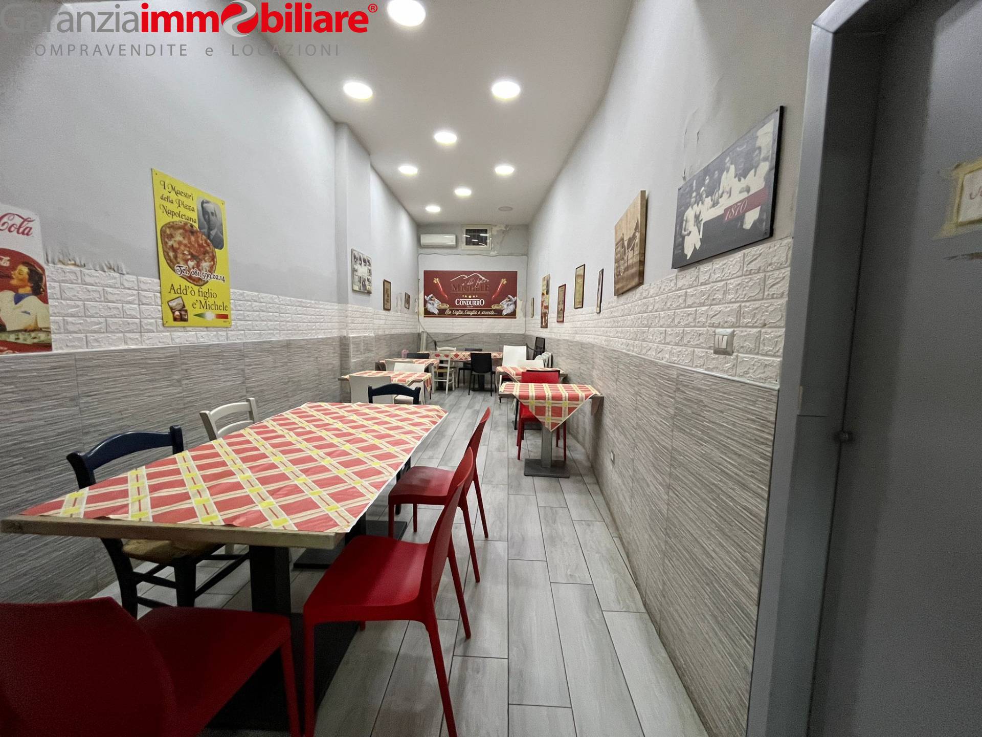 Locale commerciale in vendita a Napoli, San Carlo Arena