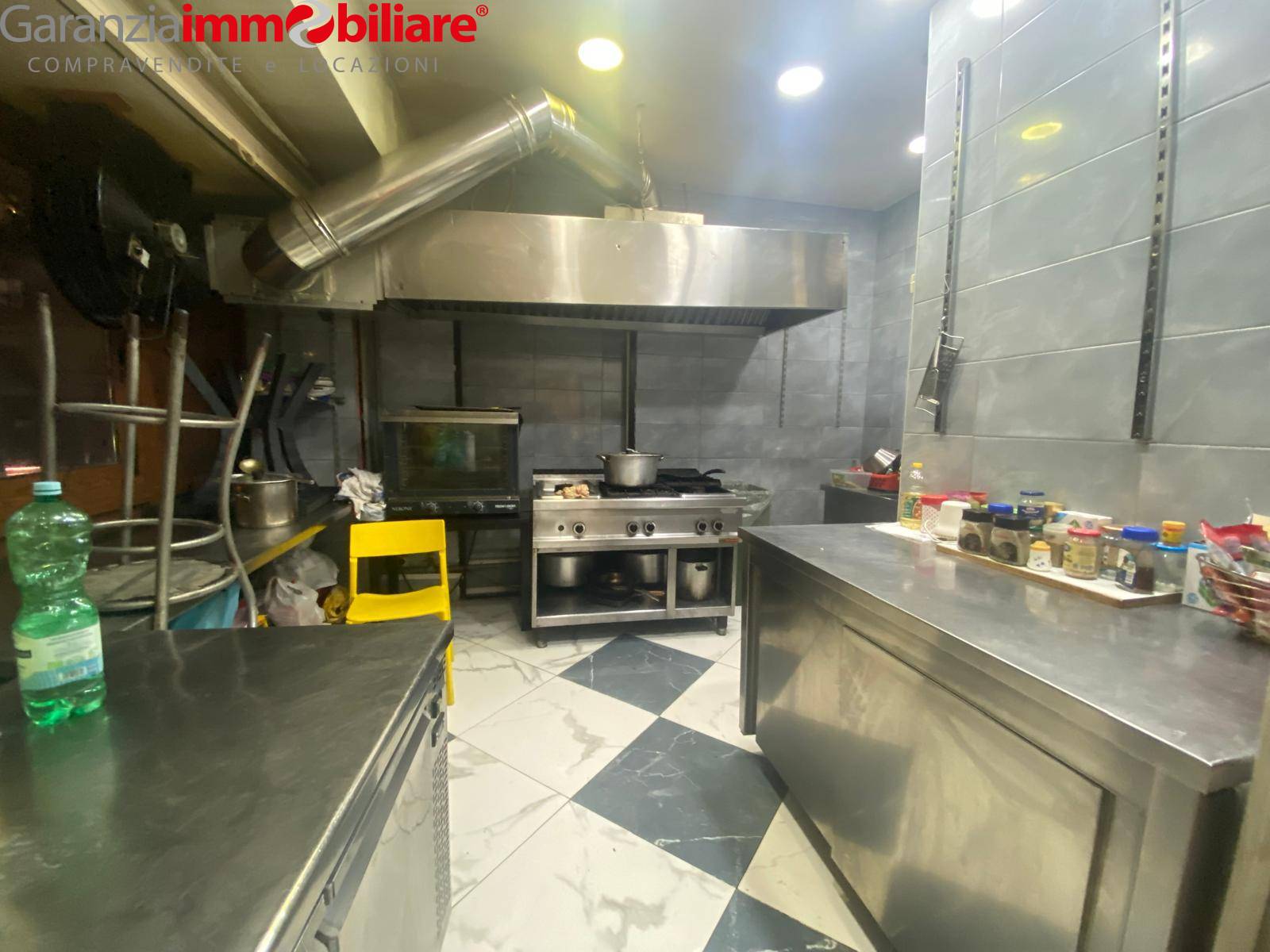 Locale commerciale in vendita a Napoli