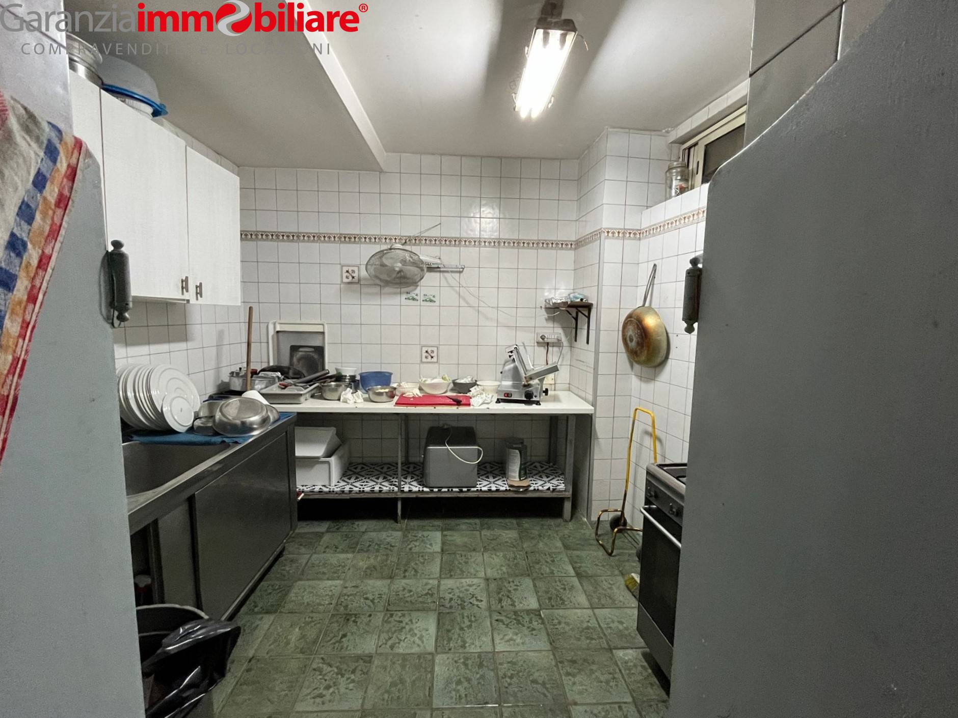 Locale commerciale in vendita a Napoli, San Carlo Arena