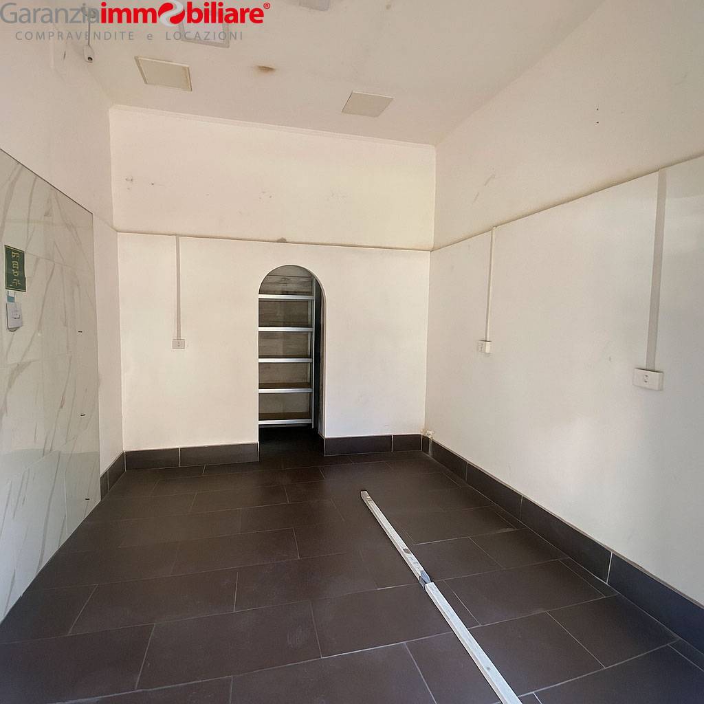 Locale commerciale in vendita a Napoli, San Carlo Arena