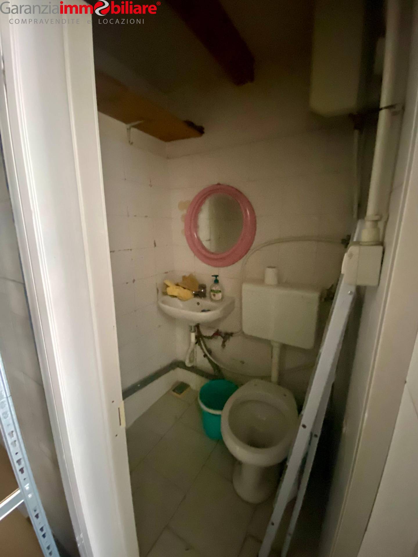 Locale commerciale in vendita a Napoli, San Carlo Arena