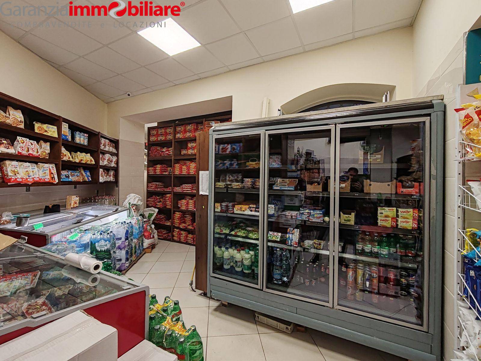 Locale commerciale in vendita a Napoli, Secondigliano