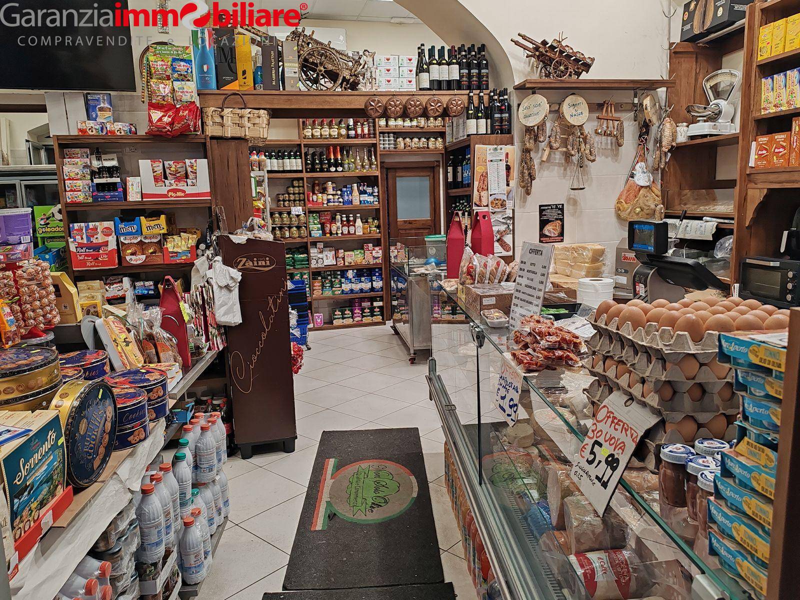 Locale commerciale in vendita a Napoli, Secondigliano