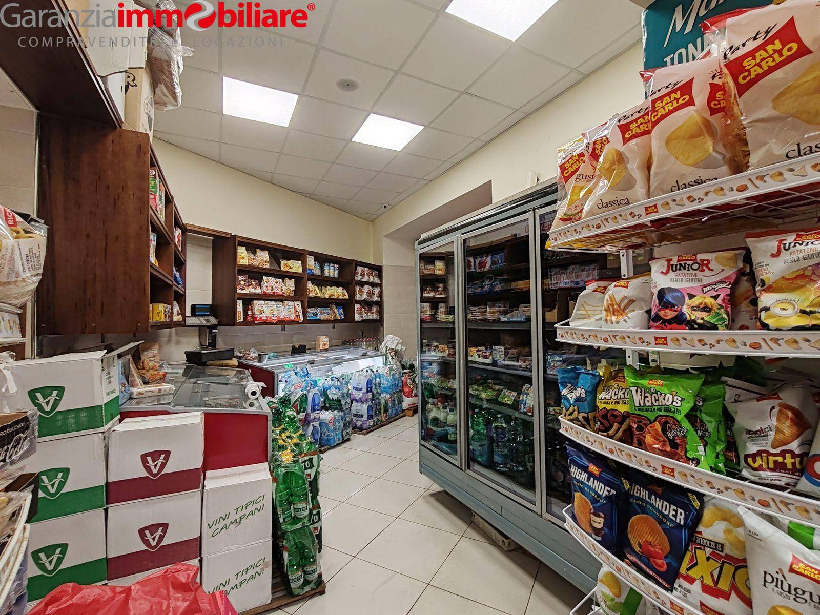 Locale commerciale in vendita a Napoli, Secondigliano