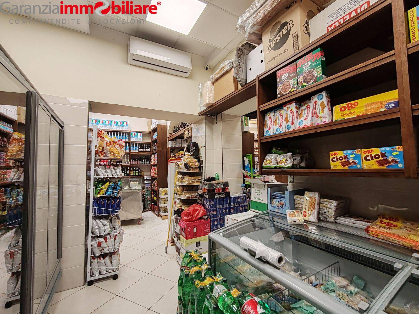 Locale commerciale in vendita a Napoli, Secondigliano