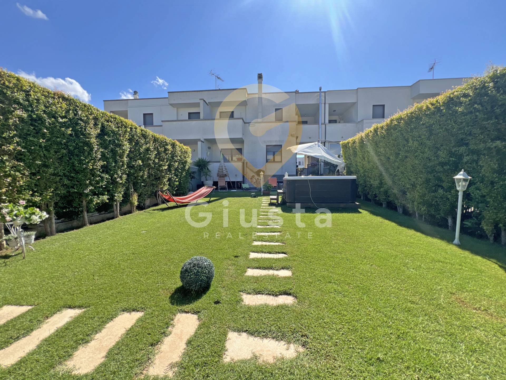 Villa con terrazzo, Brindisi paradiso