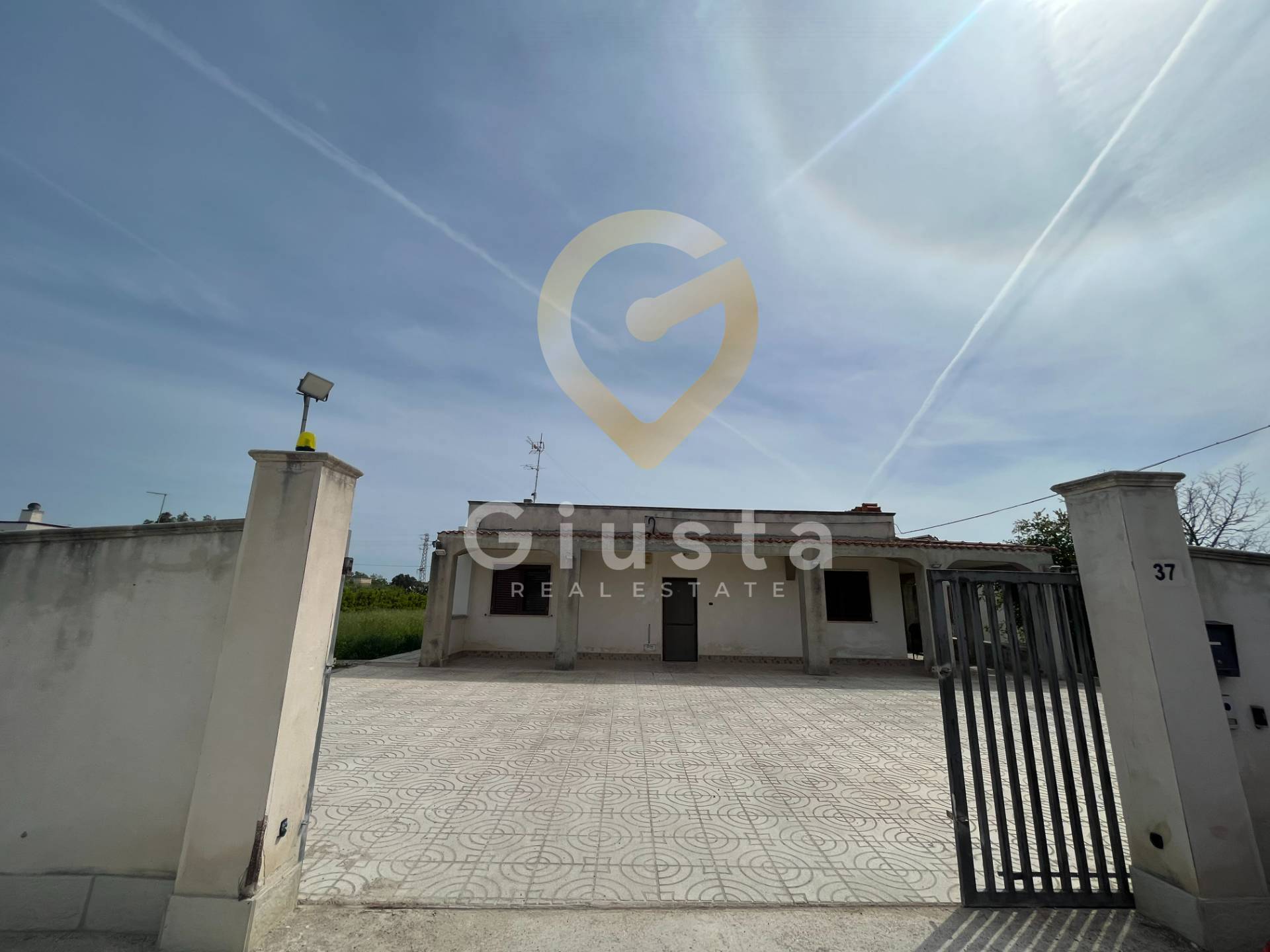 Villa singola in vendita a Brindisi, Zona Montenegro