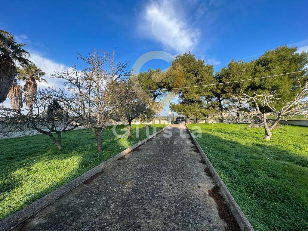 TERRENO + MAGAZINO in vendita a Brindisi, Zona Montenegro