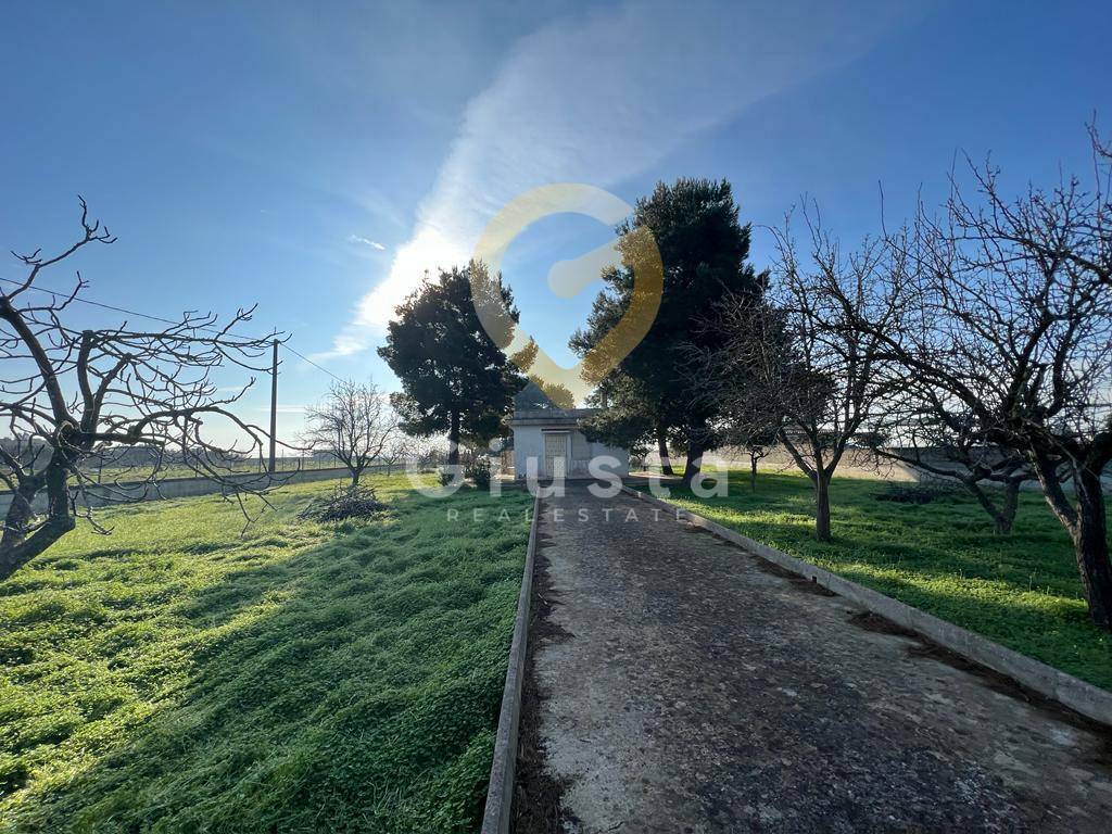 TERRENO + MAGAZINO in vendita a Brindisi, Zona Montenegro