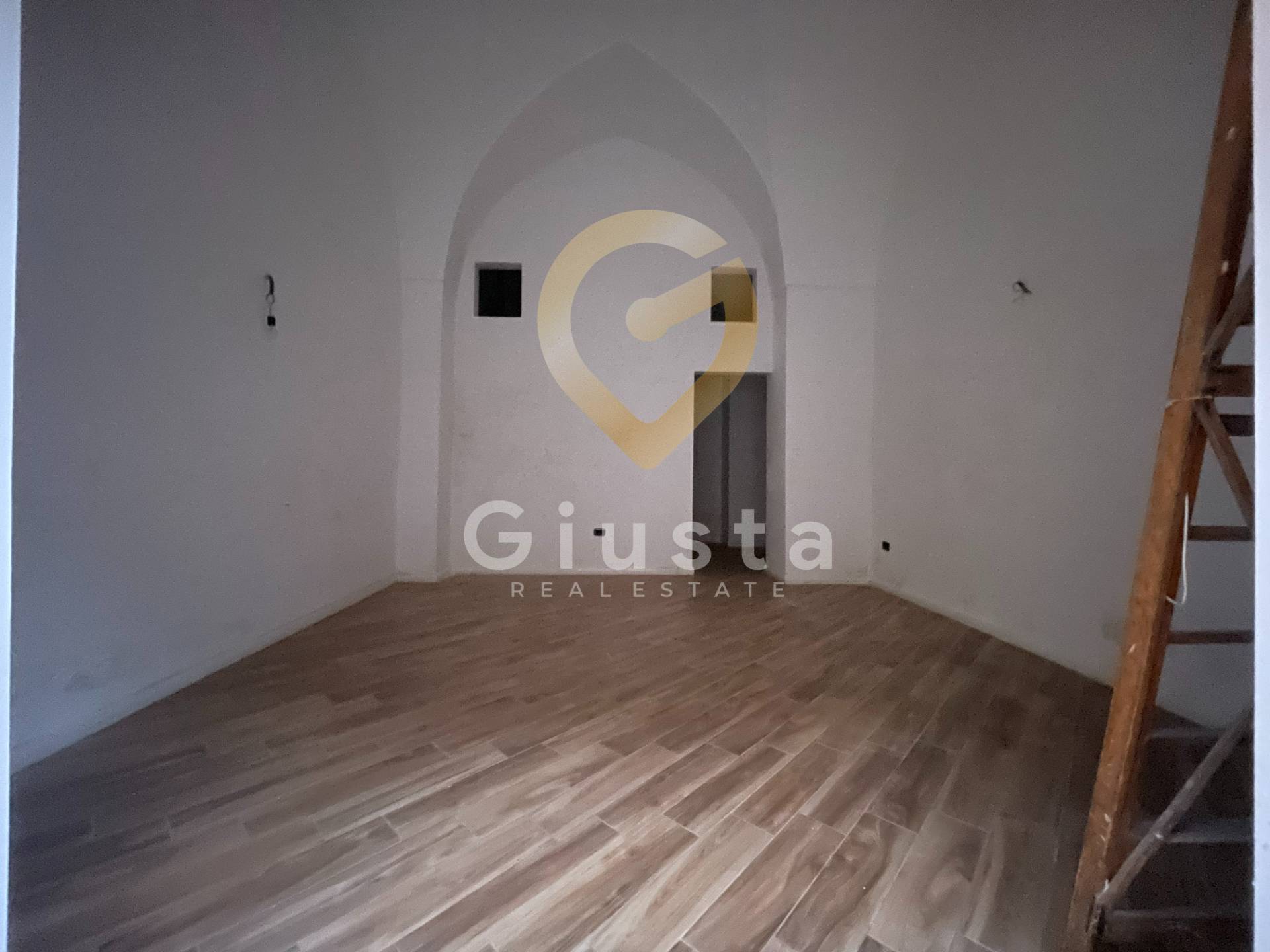 Locale Commerciale in vendita a Brindisi, Zona Centro