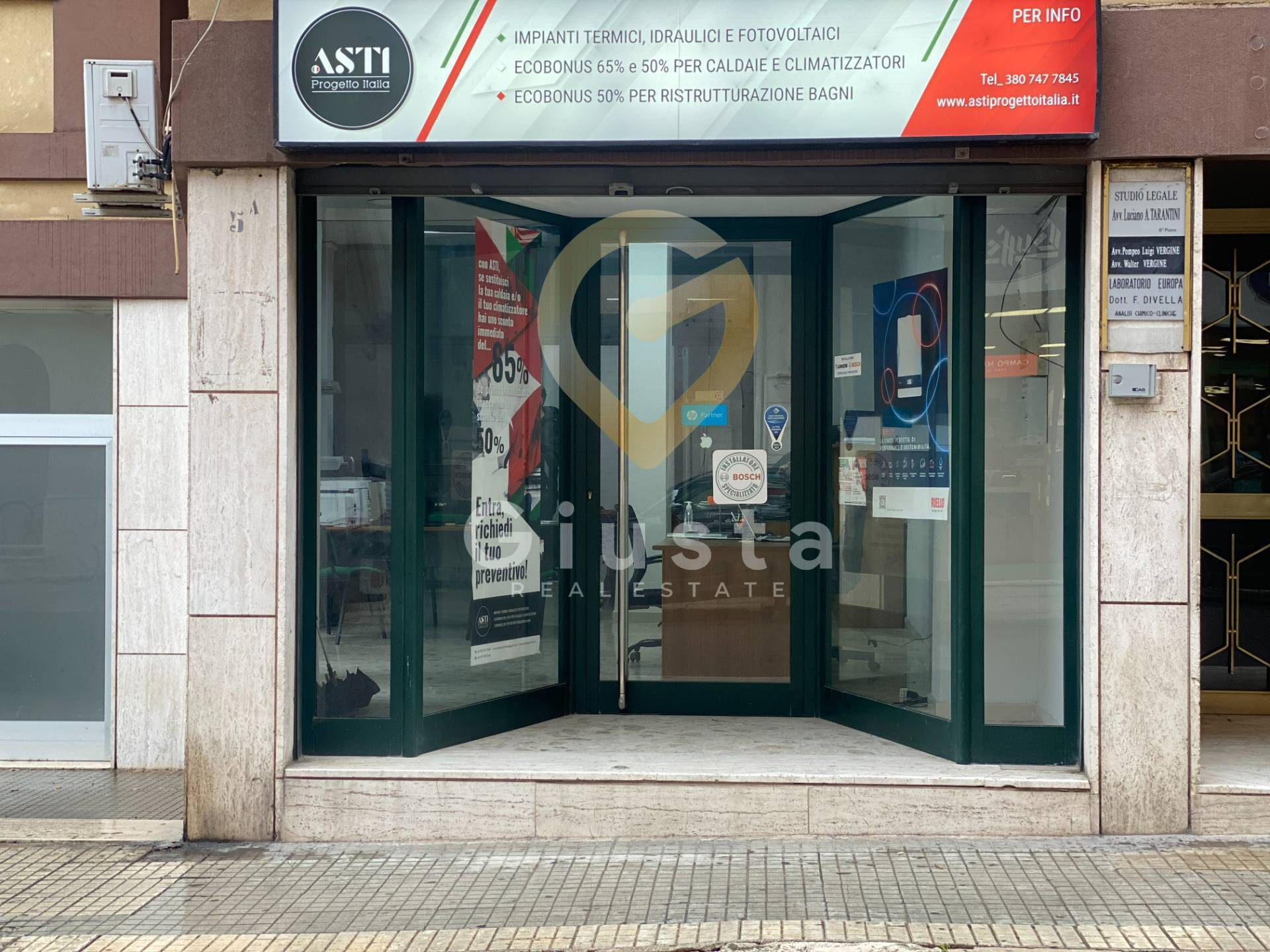 Locale Commerciale in vendita a Brindisi, Zona Centro