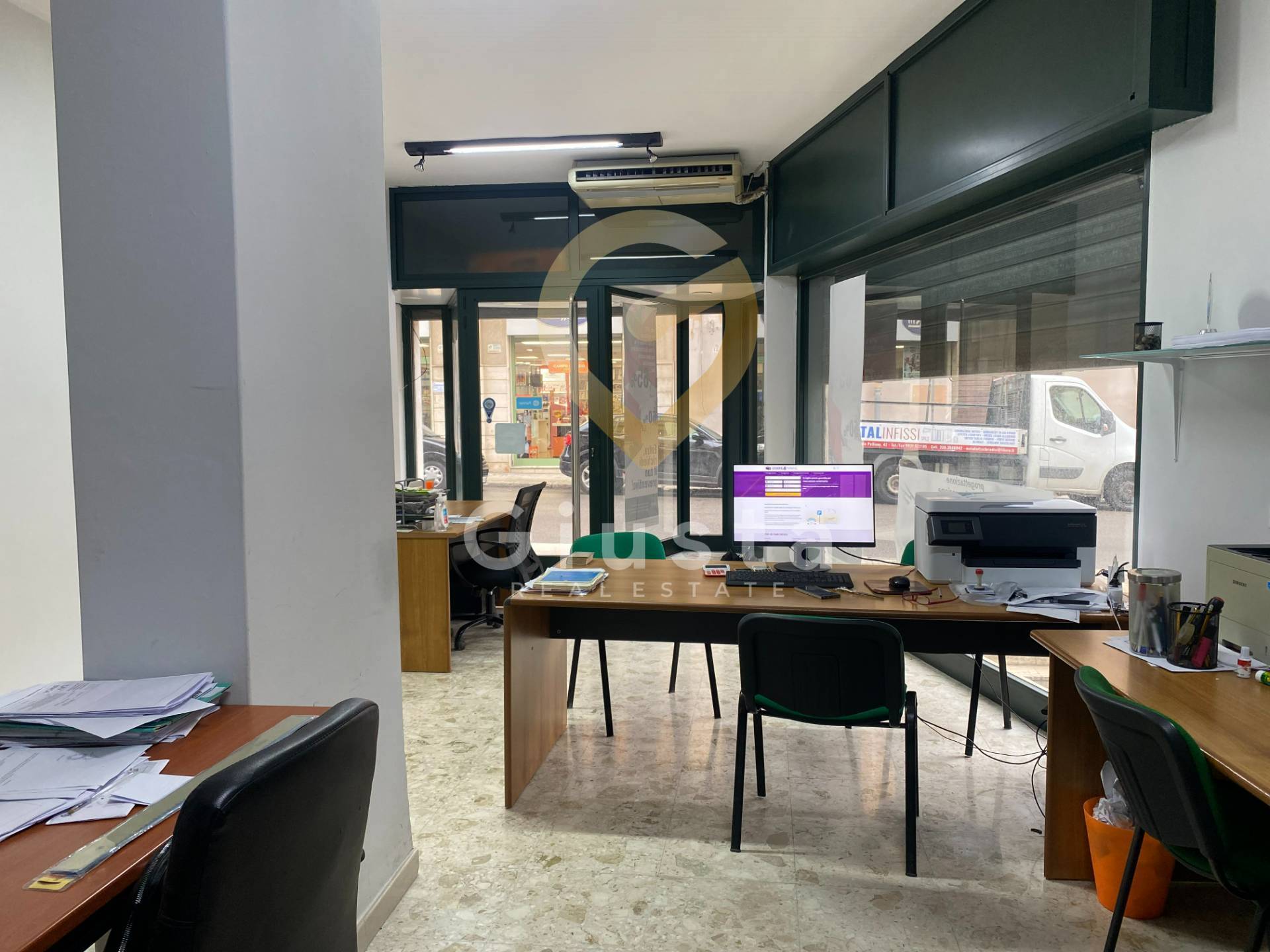 Locale Commerciale in vendita a Brindisi, Zona Centro