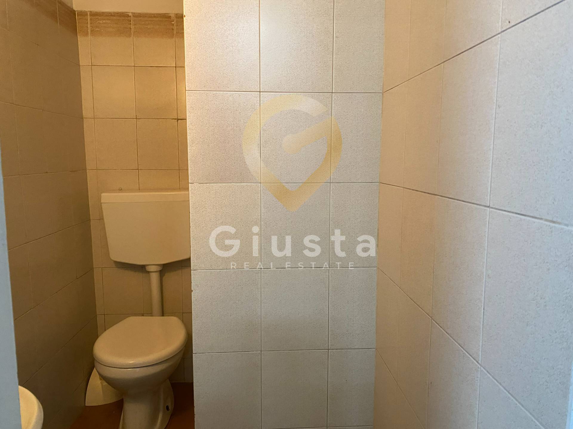 Locale Commerciale in vendita a Brindisi, Zona Centro