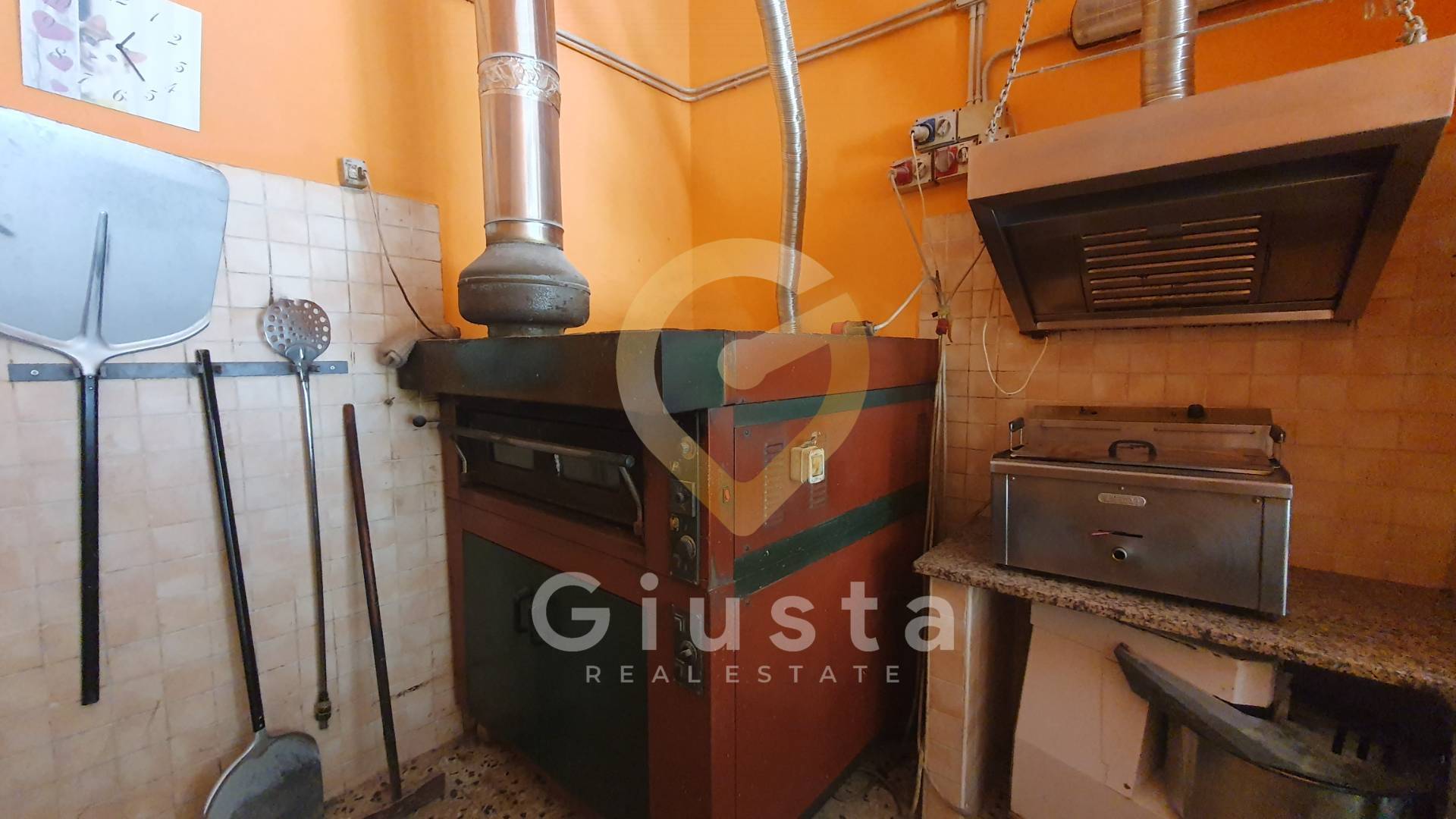 Locale Commerciale in vendita a Brindisi, Commenda