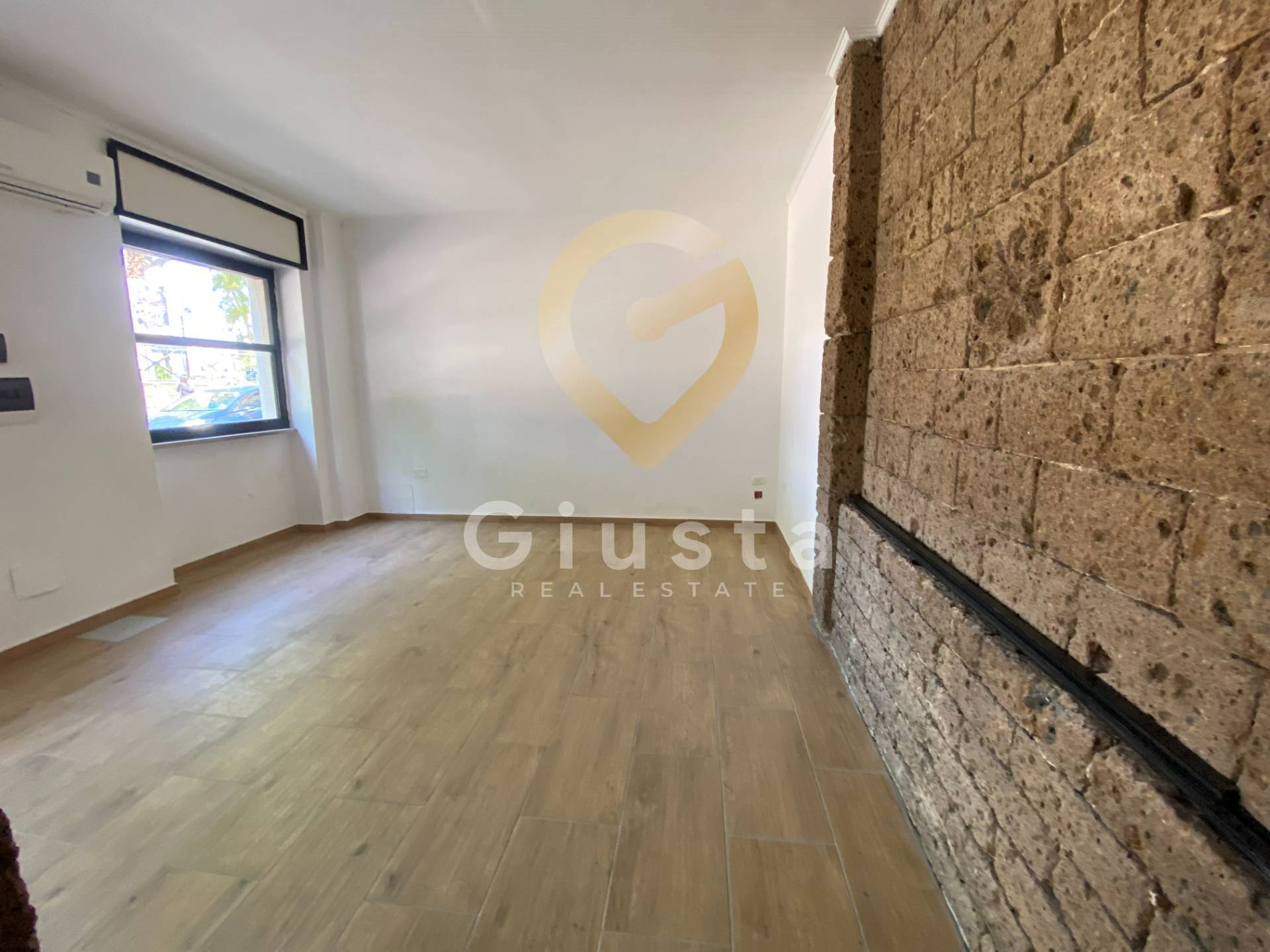 Locale Commerciale in affitto a Brindisi, Zona Centro