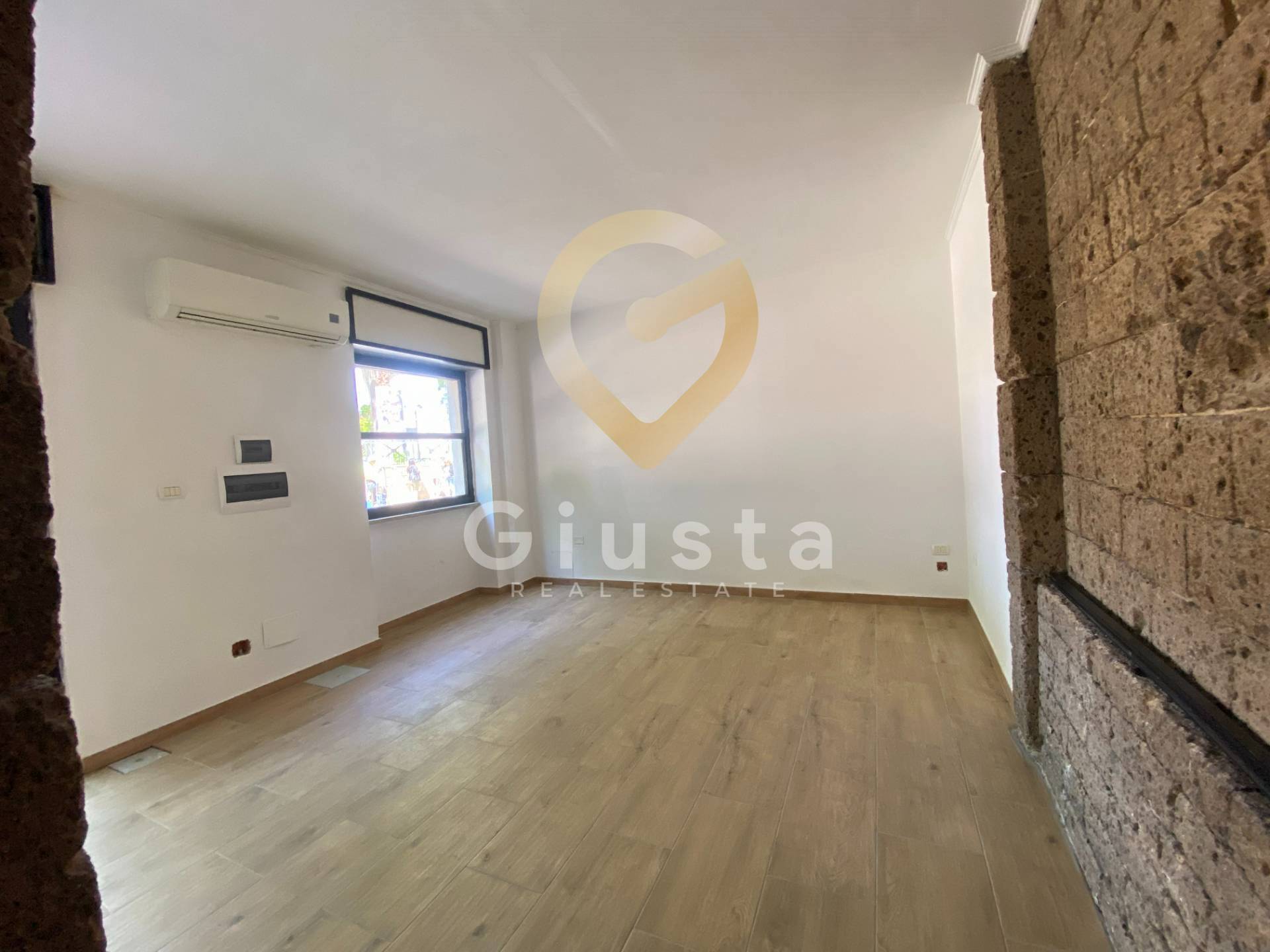 Locale Commerciale in affitto a Brindisi, Zona Centro