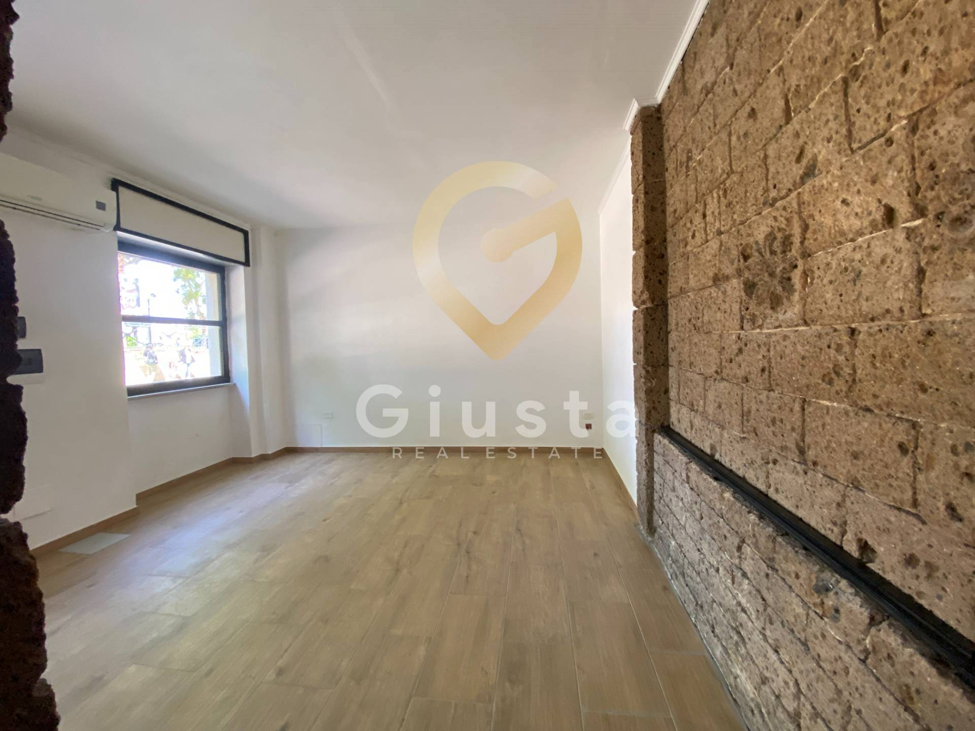 Locale Commerciale in affitto a Brindisi, Zona Centro