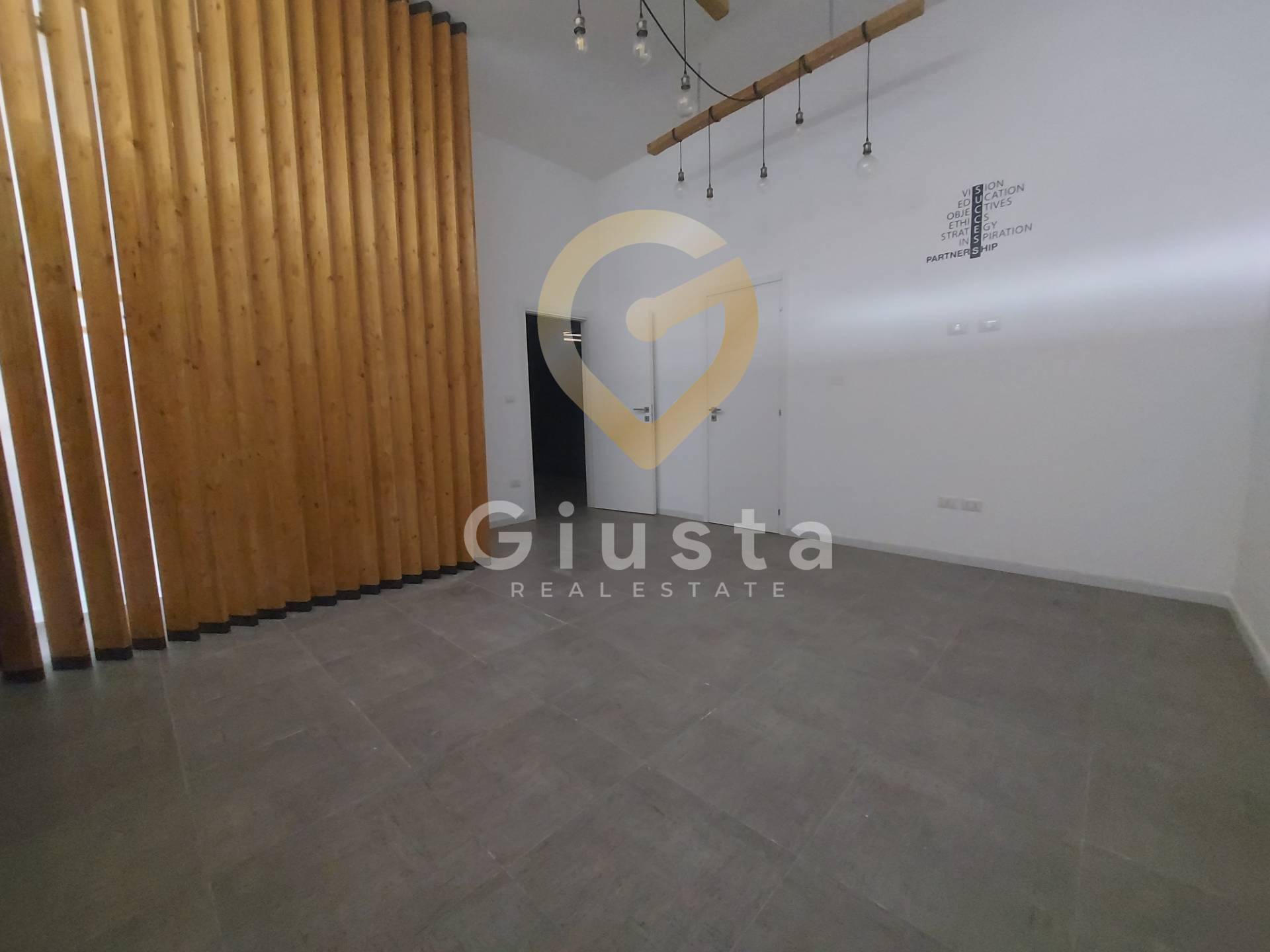 Locale Commerciale in vendita a Brindisi, Commenda