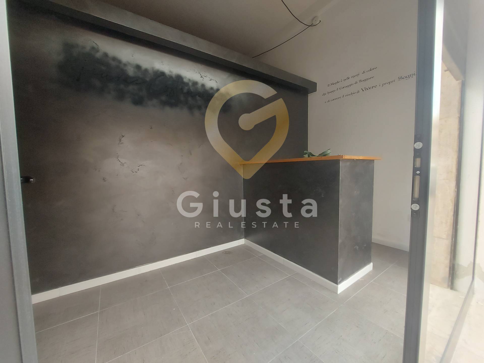 Locale Commerciale in vendita a Brindisi, Commenda