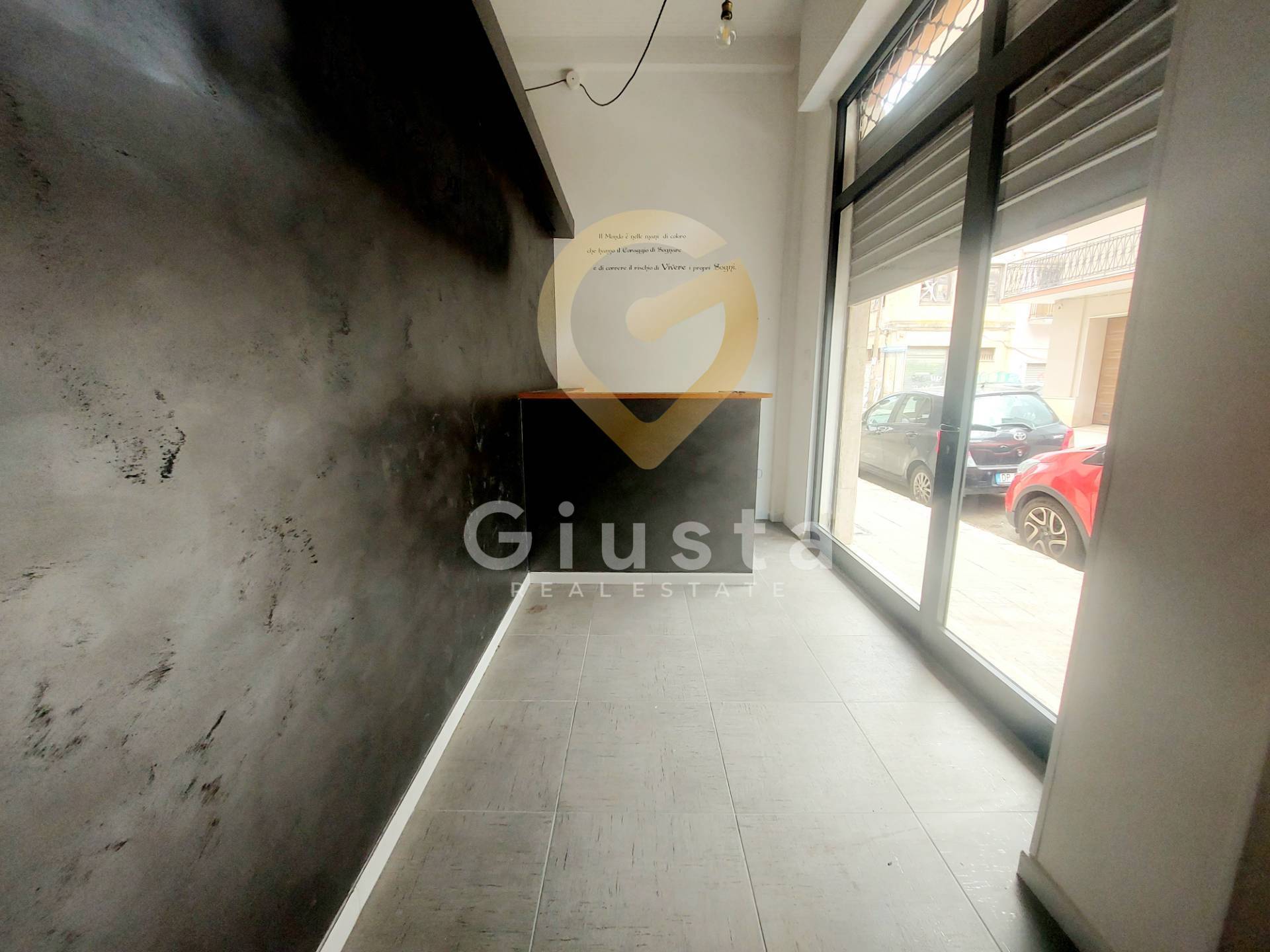 Locale Commerciale in vendita a Brindisi, Commenda