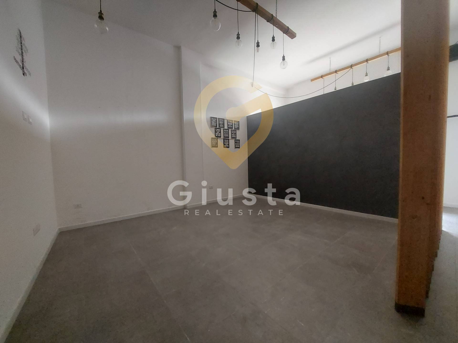 Locale Commerciale in vendita a Brindisi, Commenda