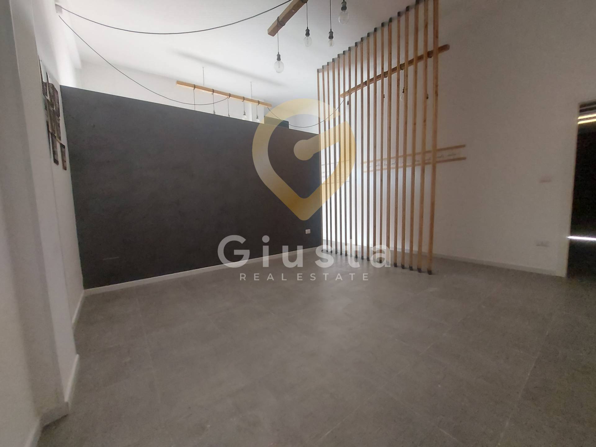 Locale Commerciale in vendita a Brindisi, Commenda