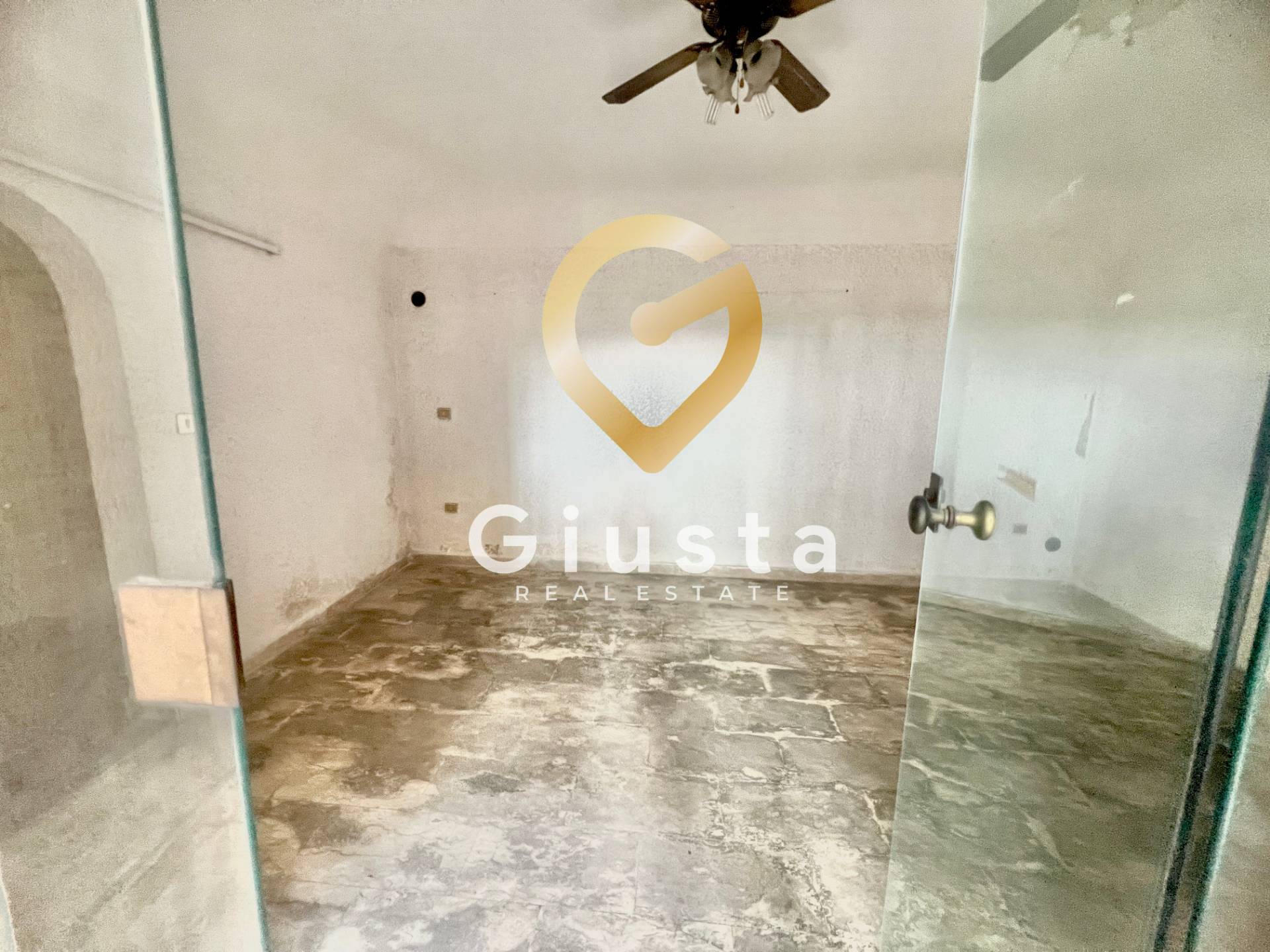 Locale Commerciale in vendita a Brindisi, Zona Centro