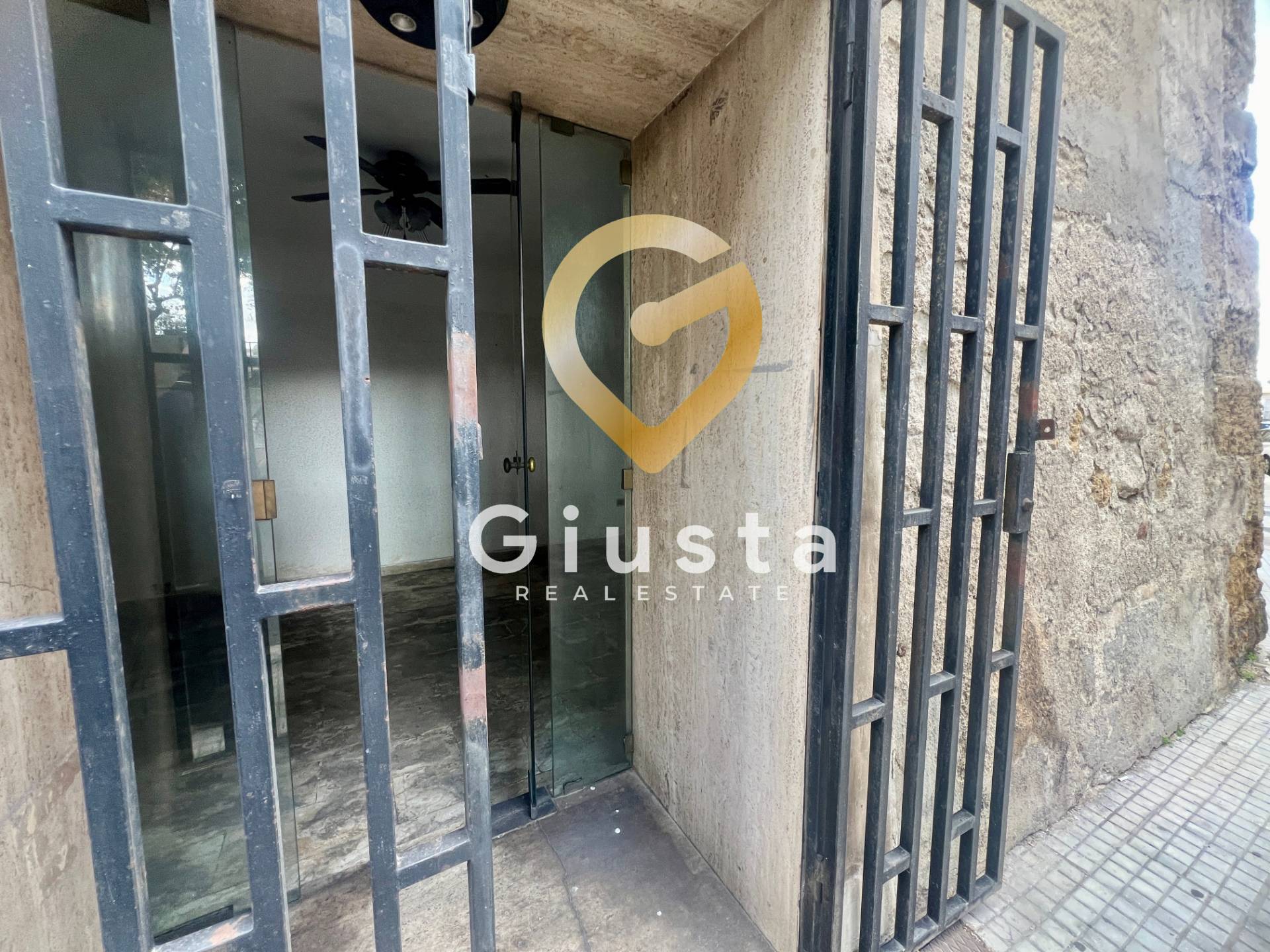 Locale Commerciale in vendita a Brindisi, Zona Centro