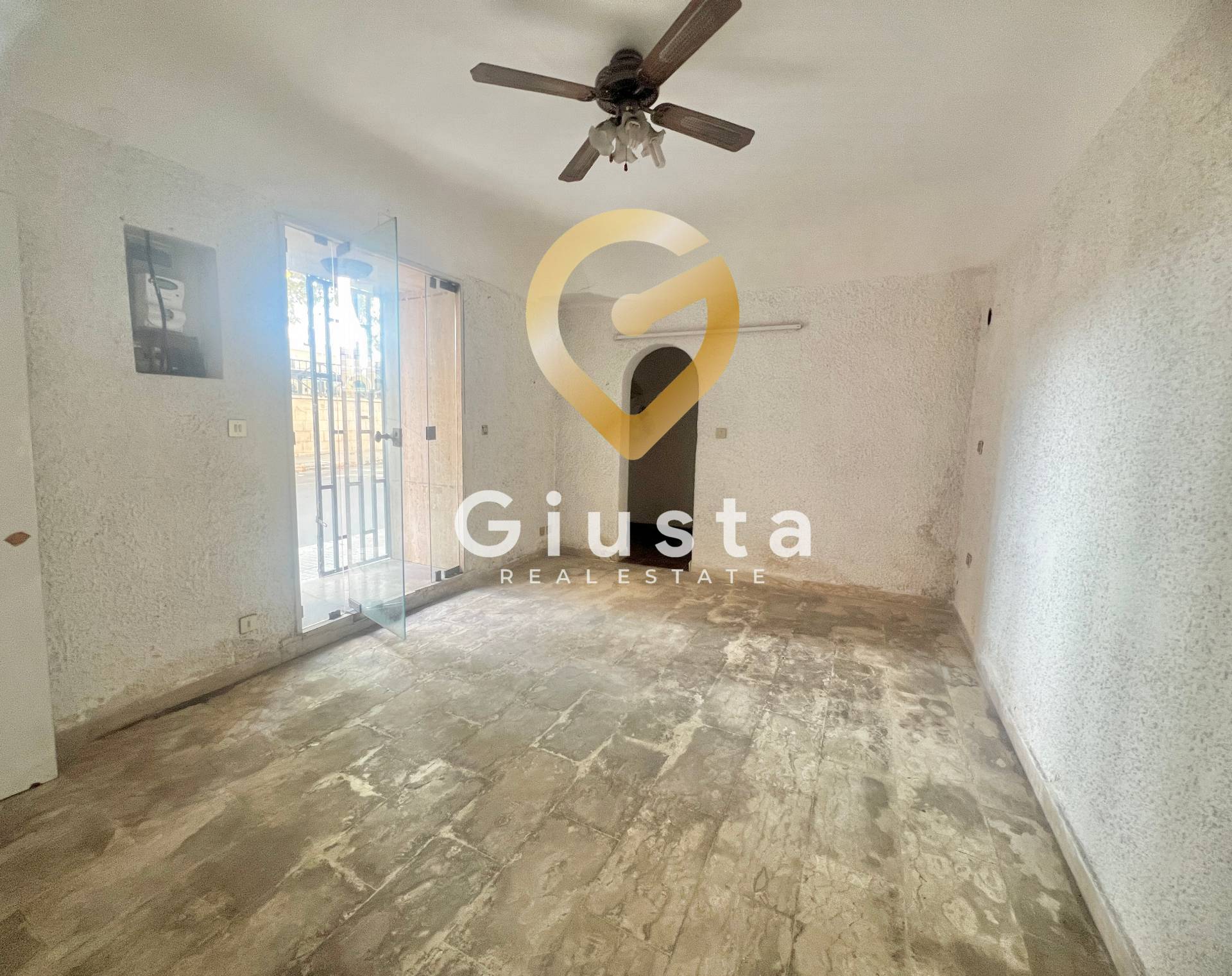 Locale Commerciale in vendita a Brindisi, Zona Centro