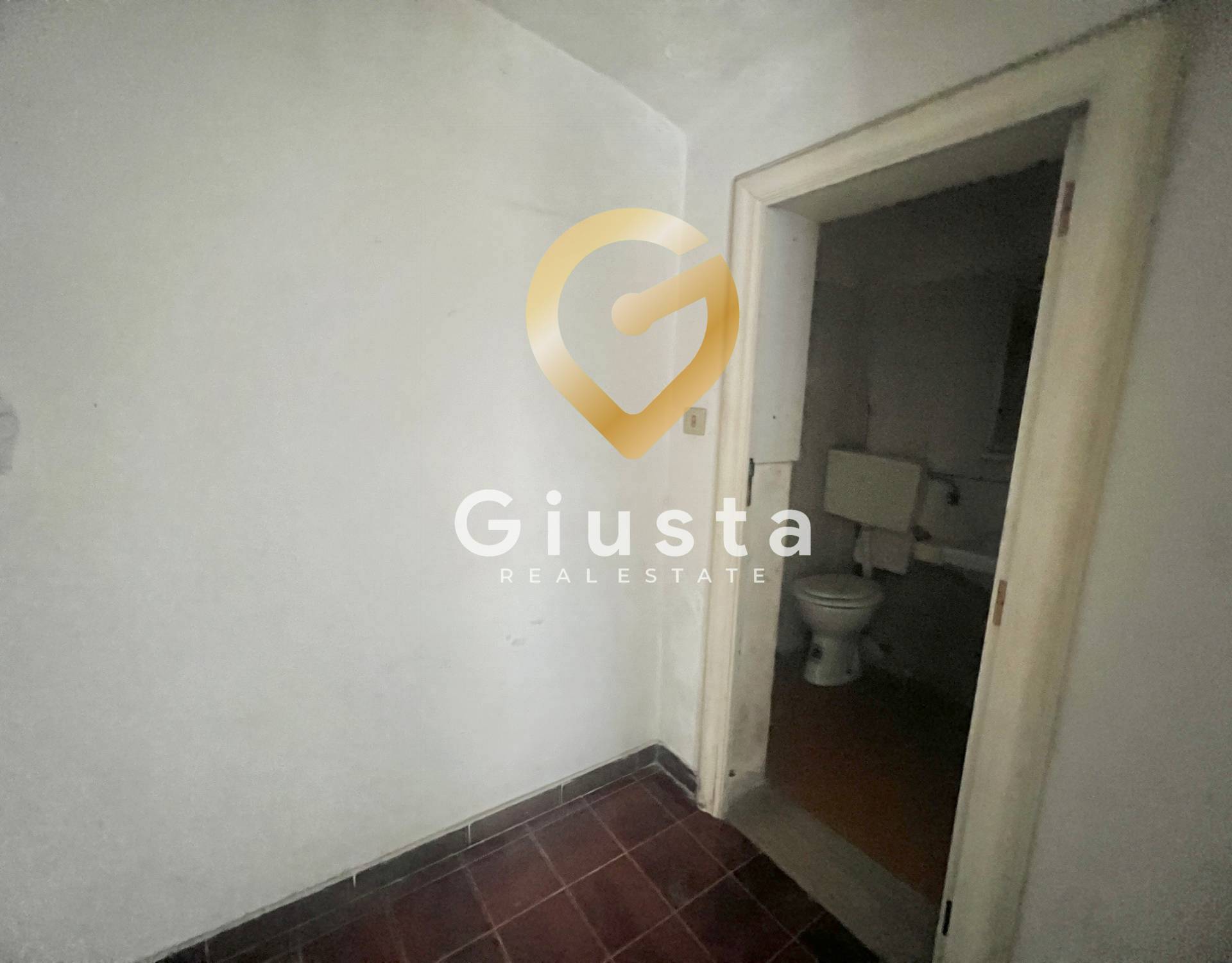 Locale Commerciale in vendita a Brindisi, Zona Centro