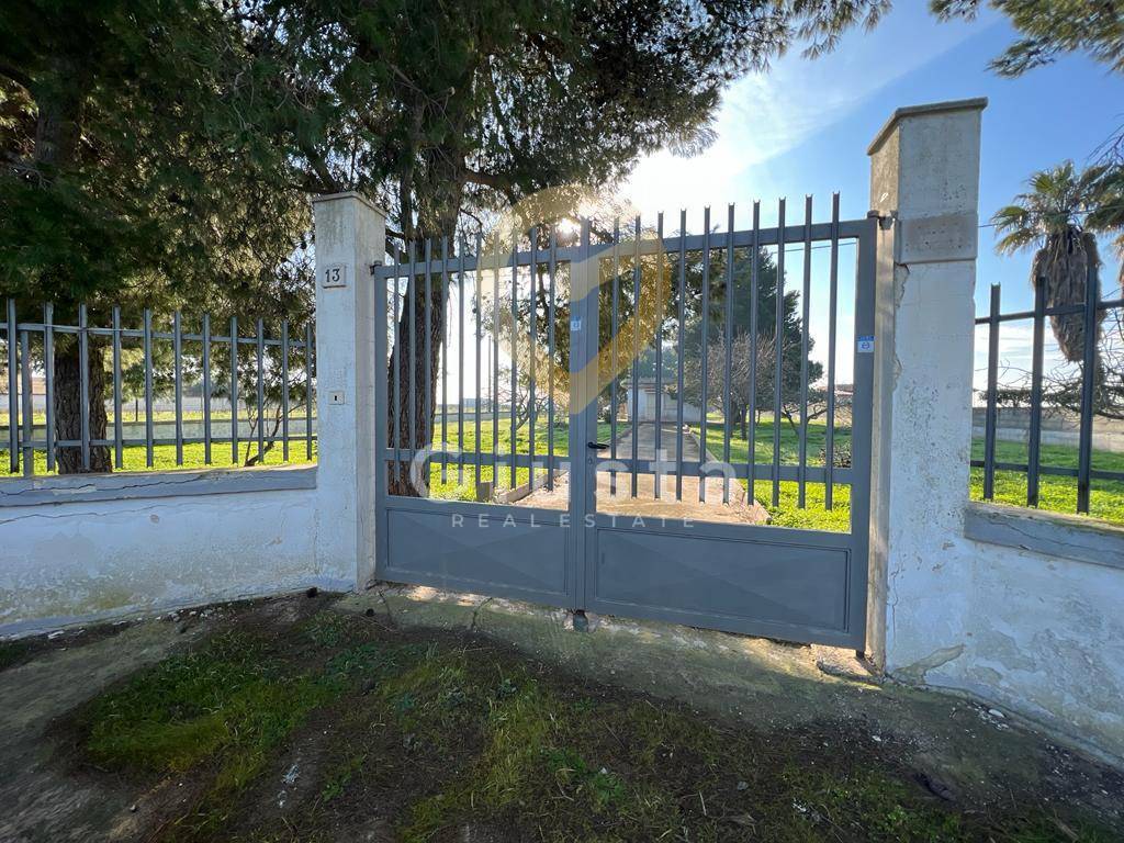 TERRENO + MAGAZINO in vendita a Brindisi, Zona Montenegro