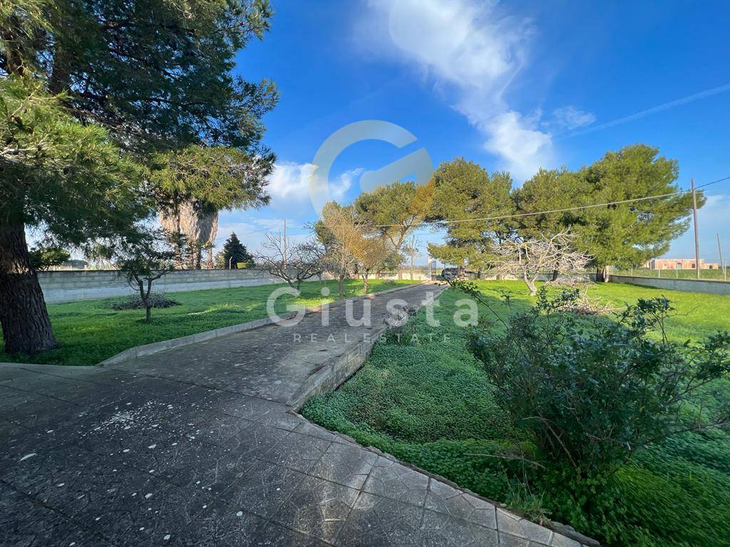 TERRENO + MAGAZINO in vendita a Brindisi, Zona Montenegro