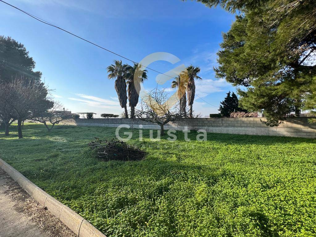 TERRENO + MAGAZINO in vendita a Brindisi, Zona Montenegro