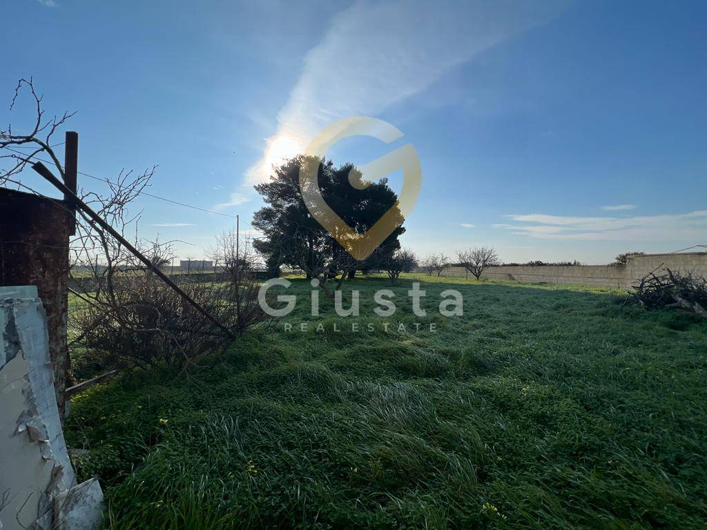 TERRENO + MAGAZINO in vendita a Brindisi, Zona Montenegro