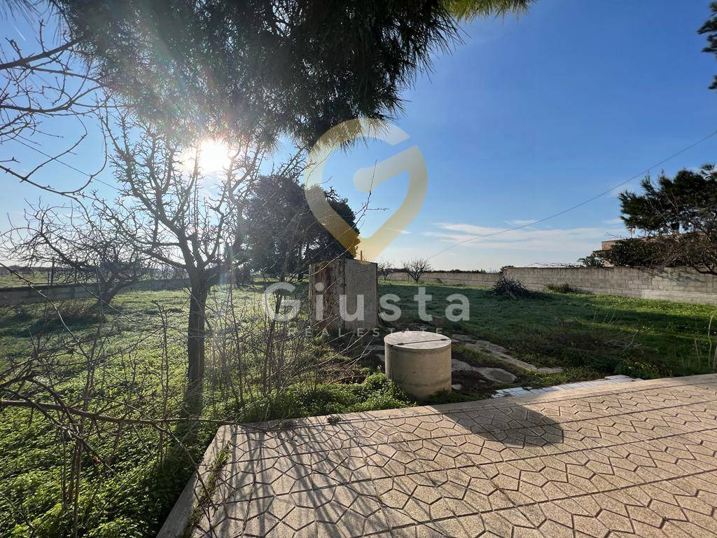 TERRENO + MAGAZINO in vendita a Brindisi, Zona Montenegro