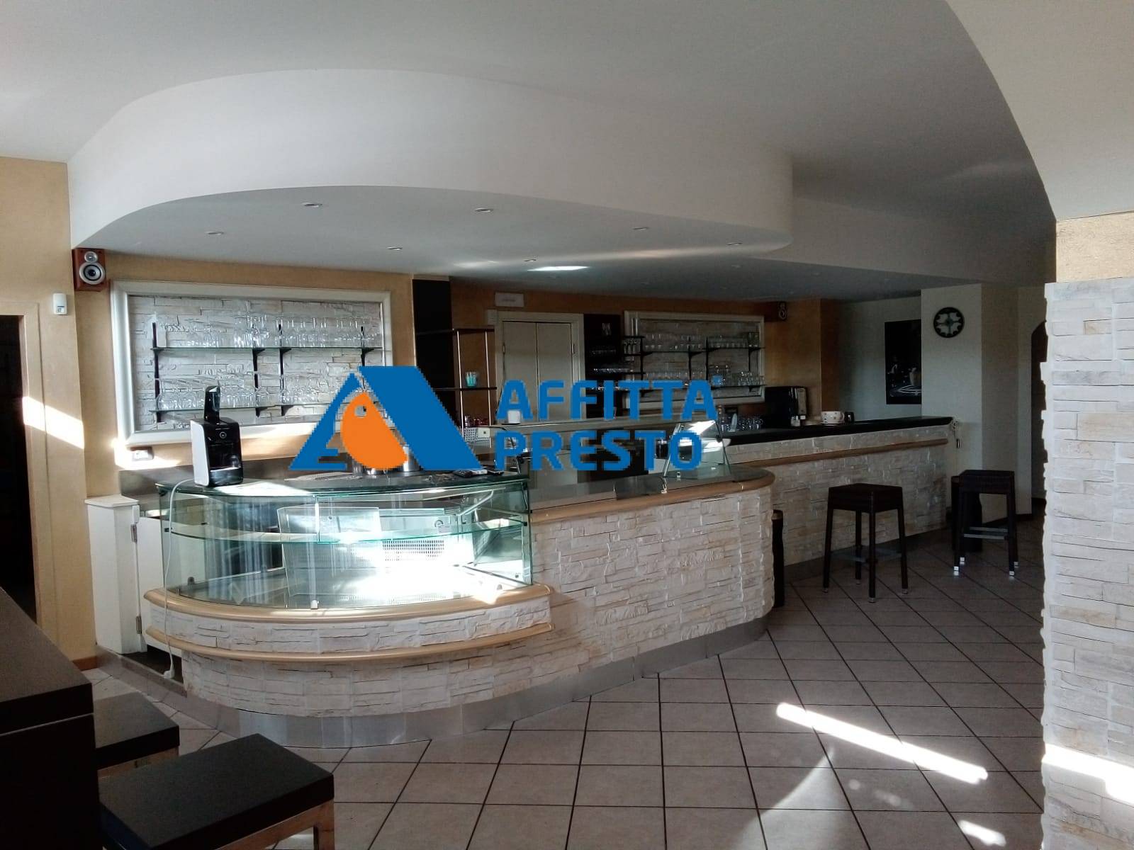 Fondo Commerciale in affitto a Poggibonsi