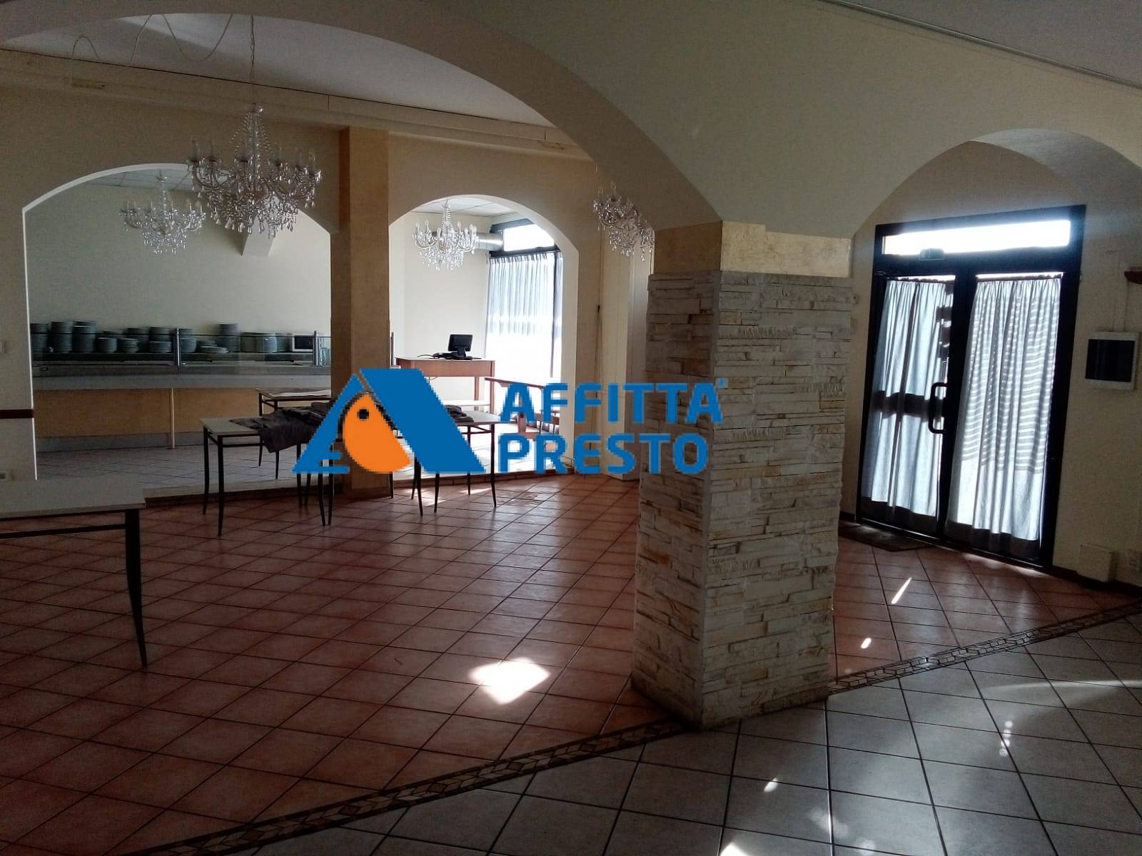 Fondo Commerciale in affitto a Poggibonsi