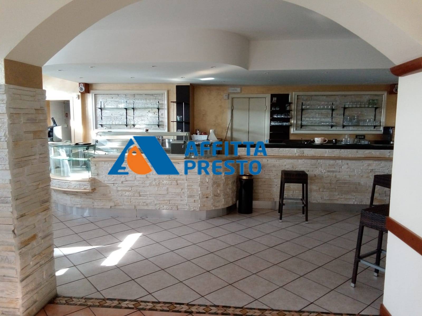 Fondo Commerciale in affitto a Poggibonsi